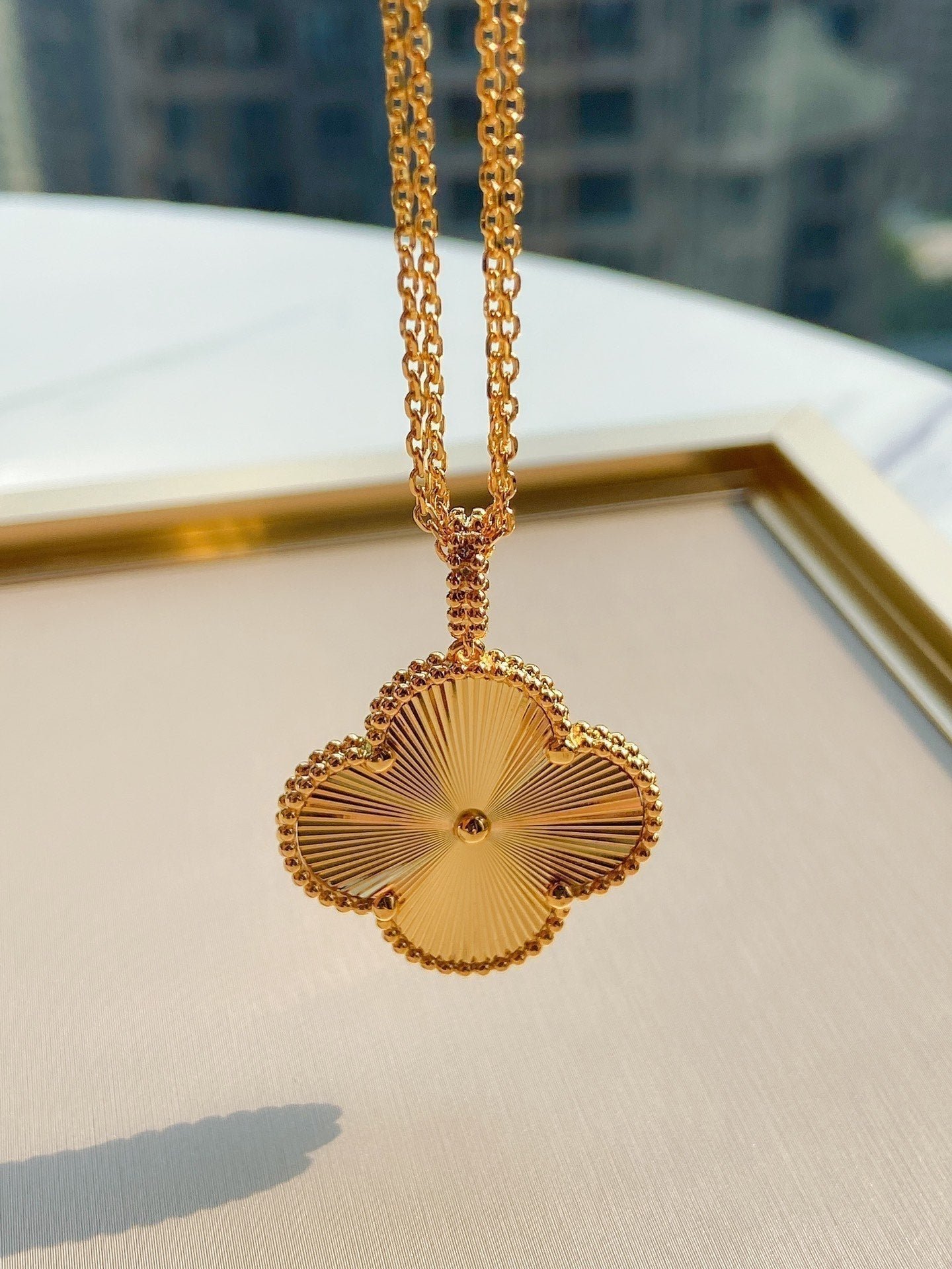 VINTAGE CLOVER PEDANT NECKLACE GOLD - Image 2