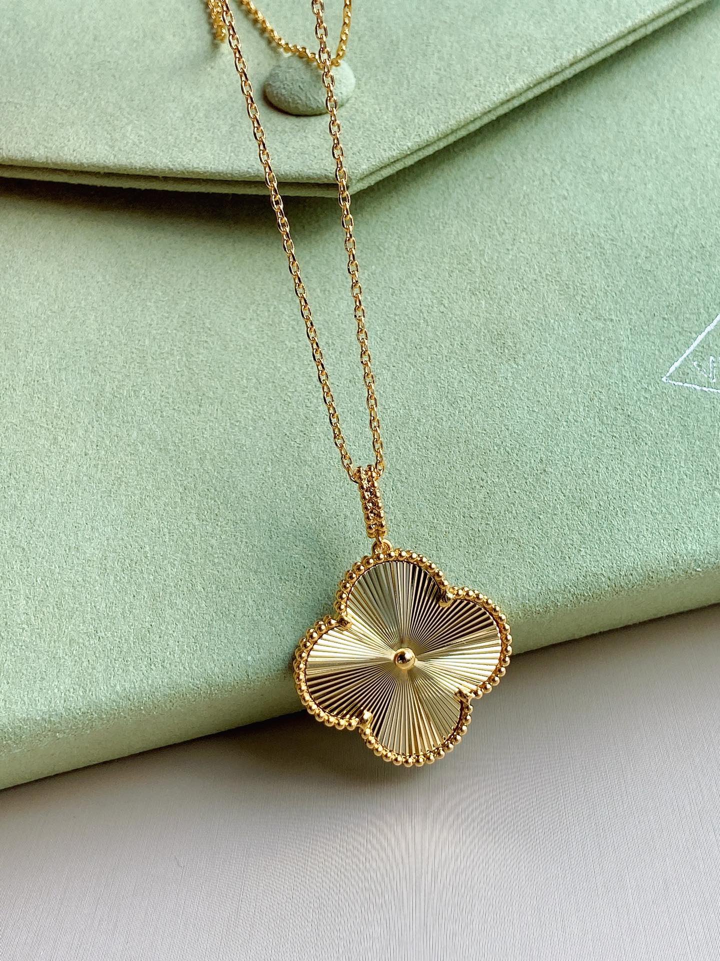 VINTAGE CLOVER PEDANT NECKLACE GOLD - Image 5