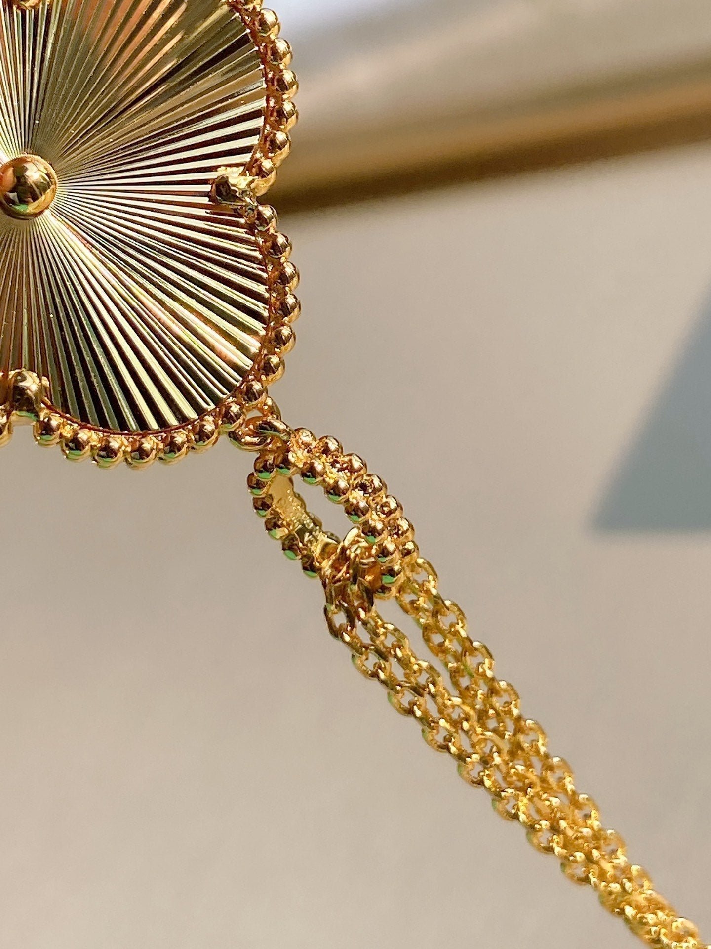 VINTAGE CLOVER PEDANT NECKLACE GOLD - Image 6