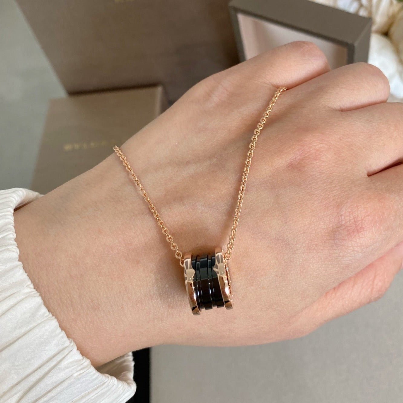 ZERO 1 BLACK CERAMIC PINK GOLD NECKLACE - Image 3