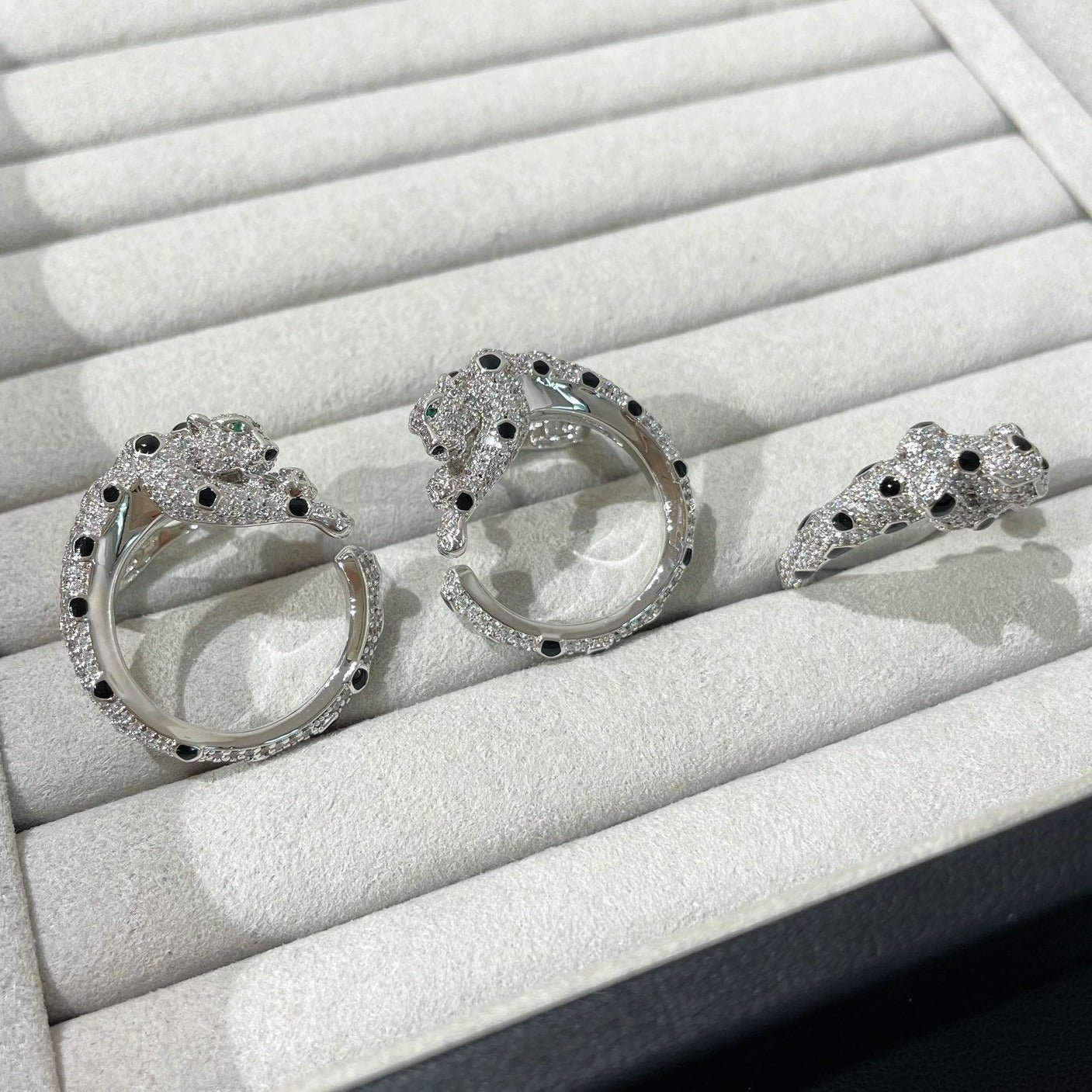 PANTHERE DIAMOND ONYX GREEN EMERAL SILVER EARRINGS - Image 2
