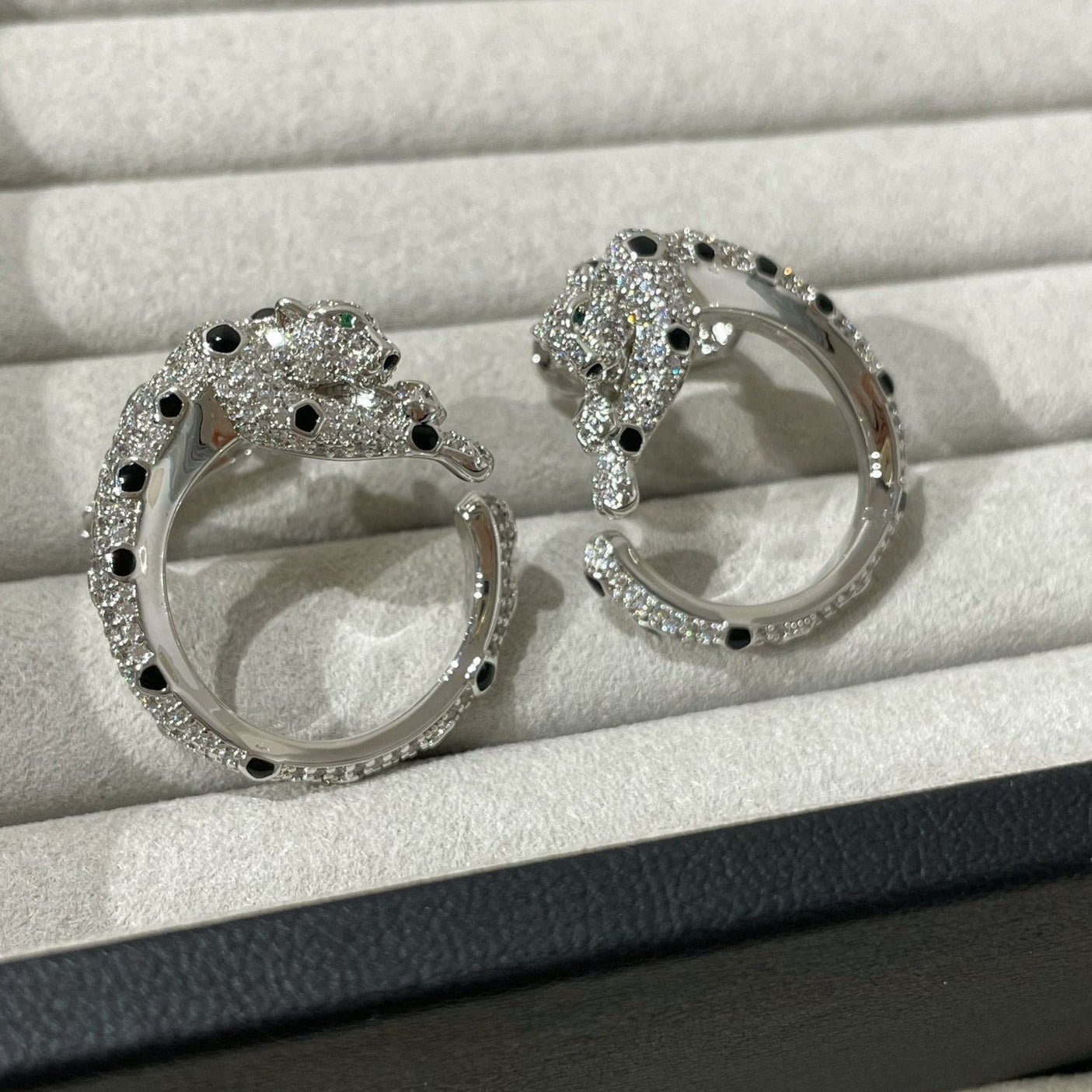 PANTHERE DIAMOND ONYX GREEN EMERAL SILVER EARRINGS - Image 3
