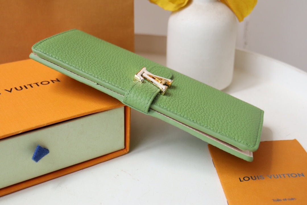VERTICAL WALLET CAPUCINES GREEN - Image 4