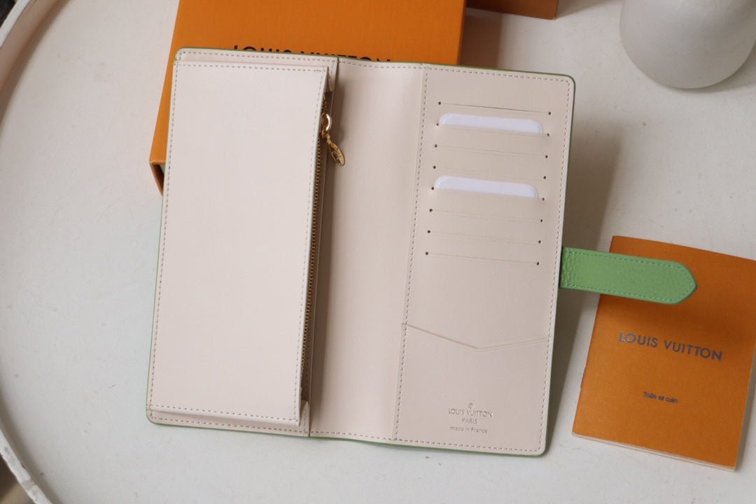 VERTICAL WALLET CAPUCINES GREEN - Image 5