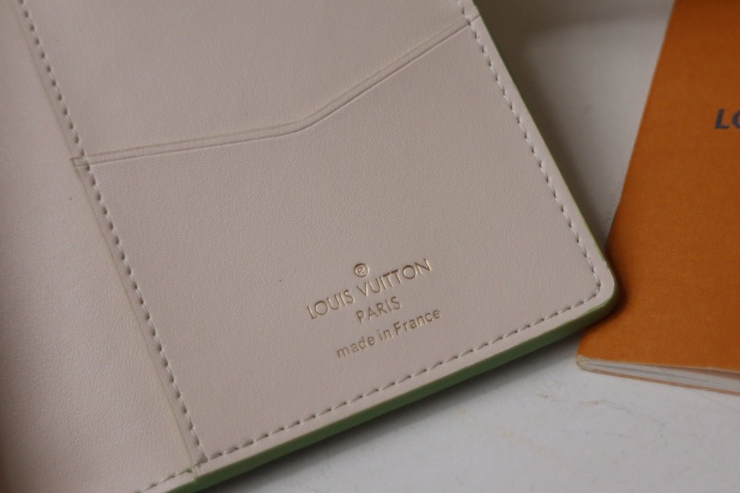 VERTICAL WALLET CAPUCINES GREEN - Image 6
