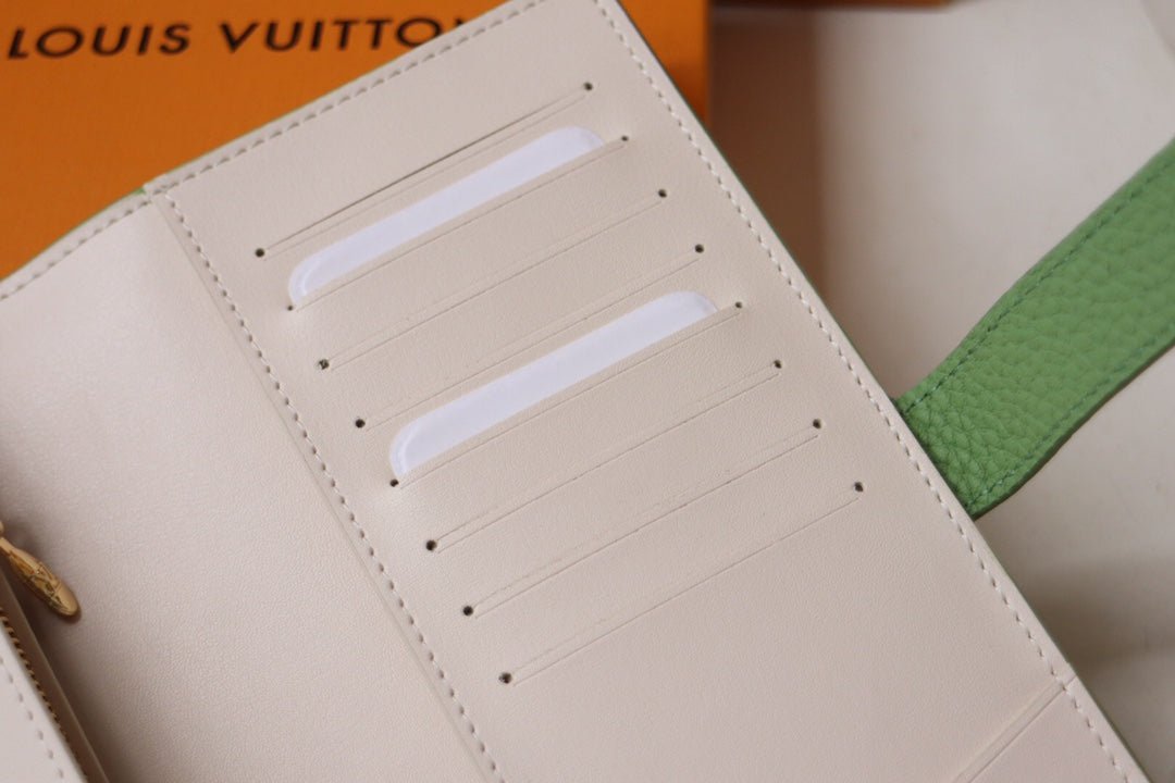 VERTICAL WALLET CAPUCINES GREEN - Image 7