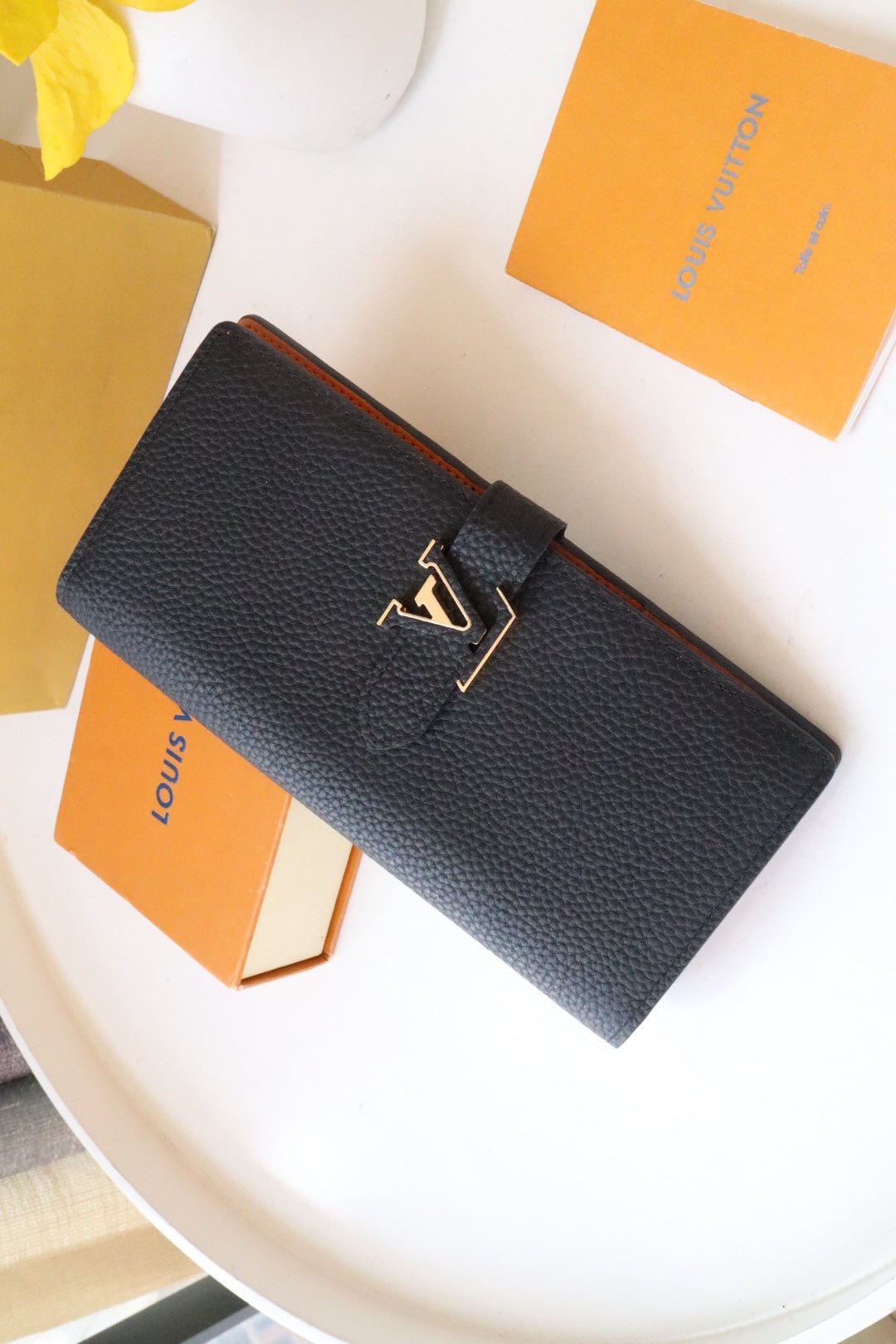VERTICAL WALLET CAPUCINES BLACK - Image 2