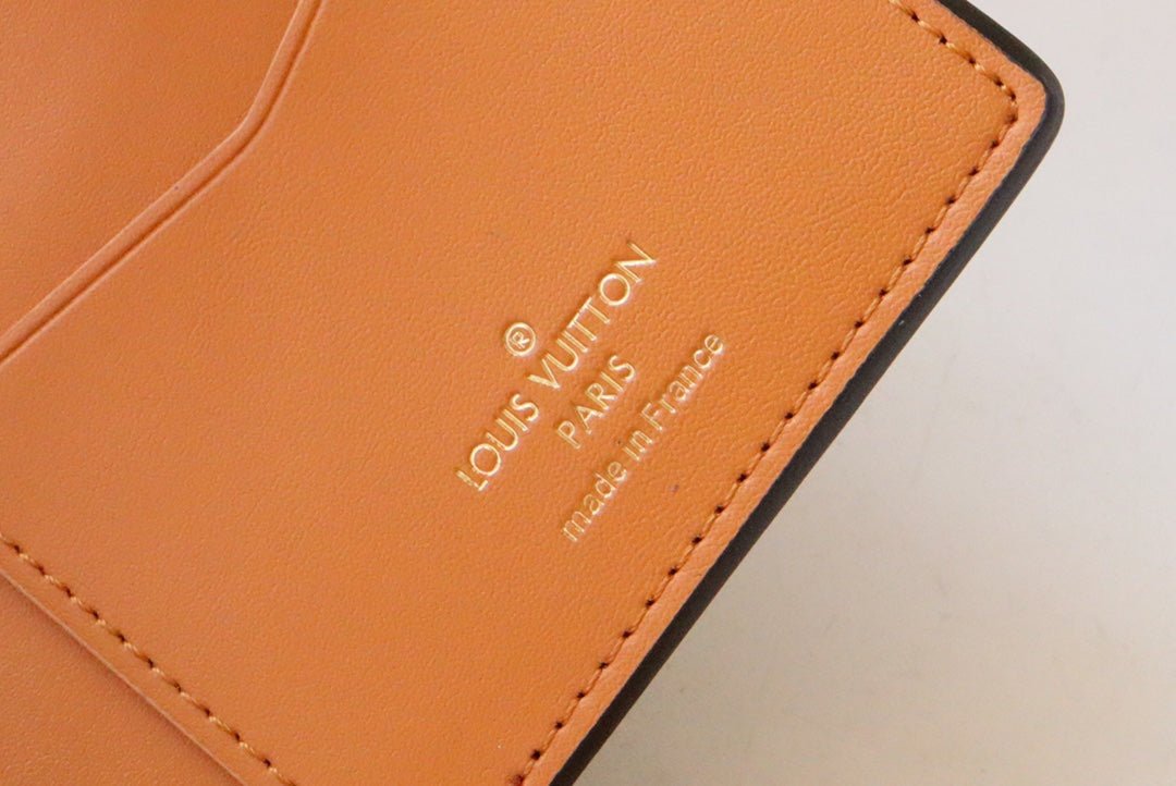 VERTICAL WALLET CAPUCINES BLACK - Image 6