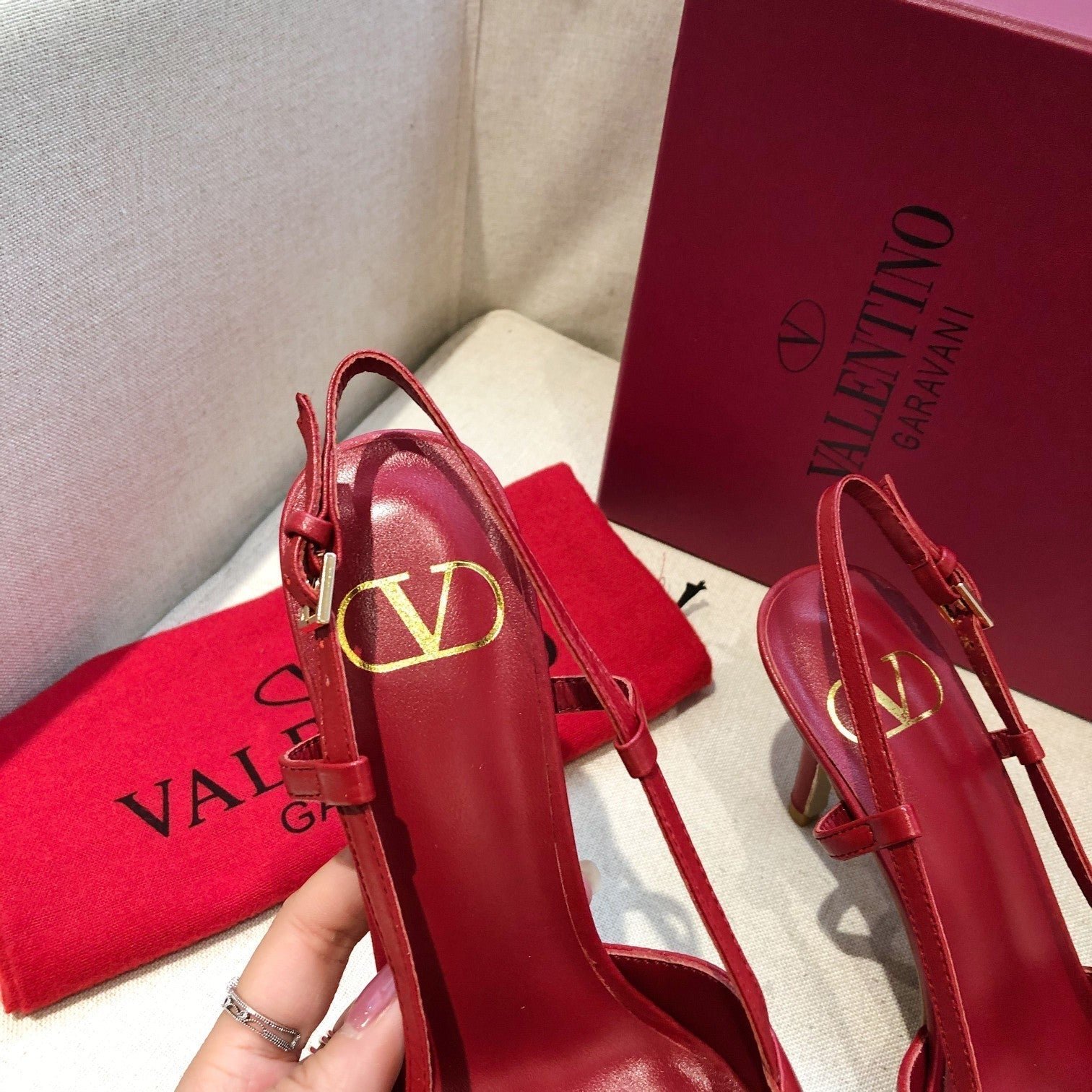 VLOGO SIGNATURE CHERRY RED CALFSKIN HIGH SLINGBACK PUMP 7 CM - Image 6