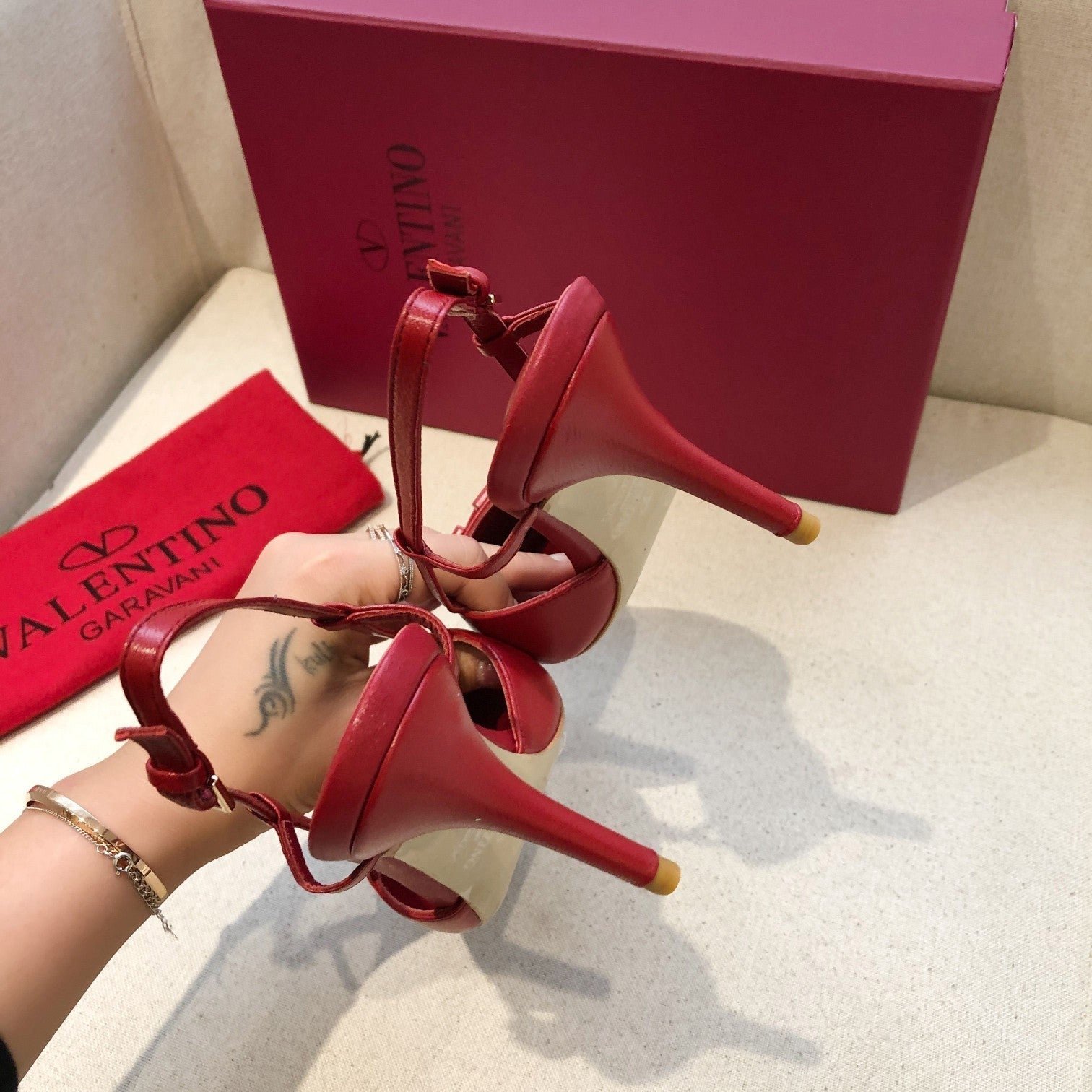 VLOGO SIGNATURE CHERRY RED CALFSKIN HIGH SLINGBACK PUMP 7 CM - Image 7