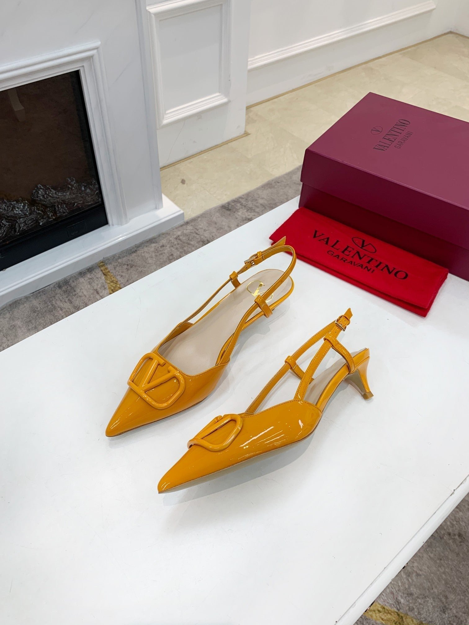 VLOGO SIGNATURE MUSTARD YELLOW PATENT LEATHER SLINGBACK PUMP - Image 3