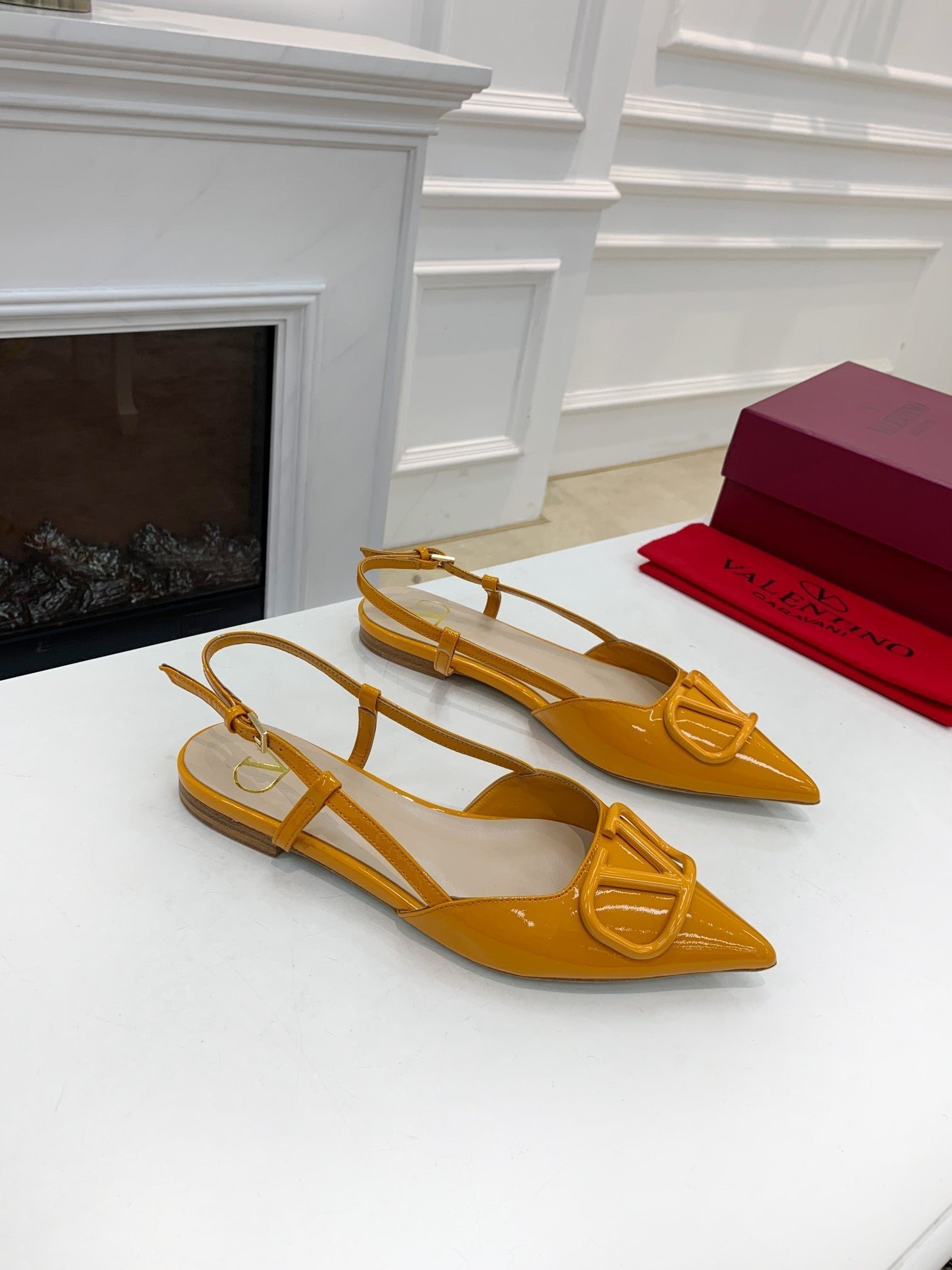 VLOGO SIGNATURE MUSTARD YELLOW PATENT LEATHER SLINGBACK PUMP - Image 4