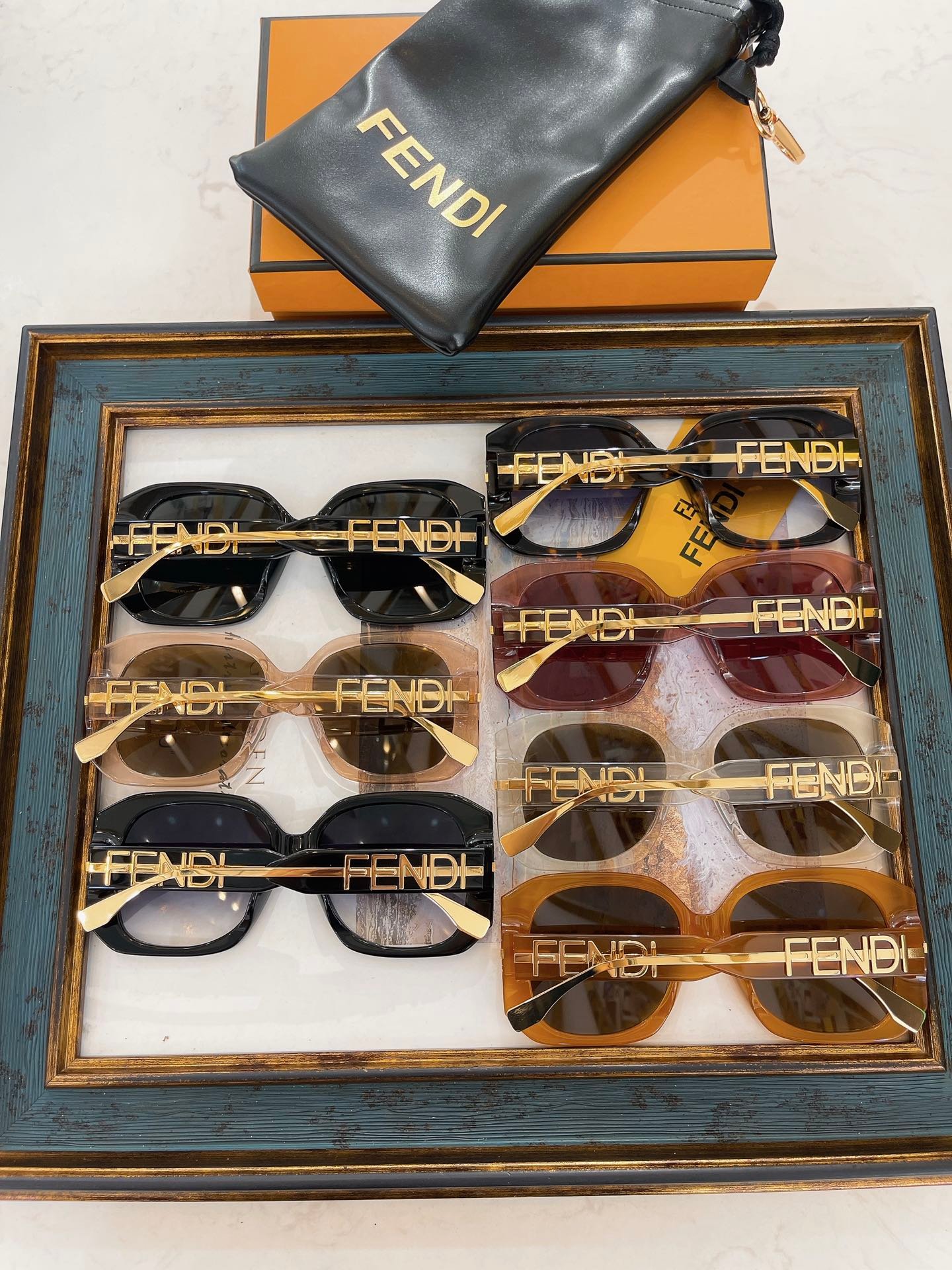 OVERSIZED FF DIAMONDS SQUARE FRAME SUNGLASSES FE40065F IN ACETATE - Image 9