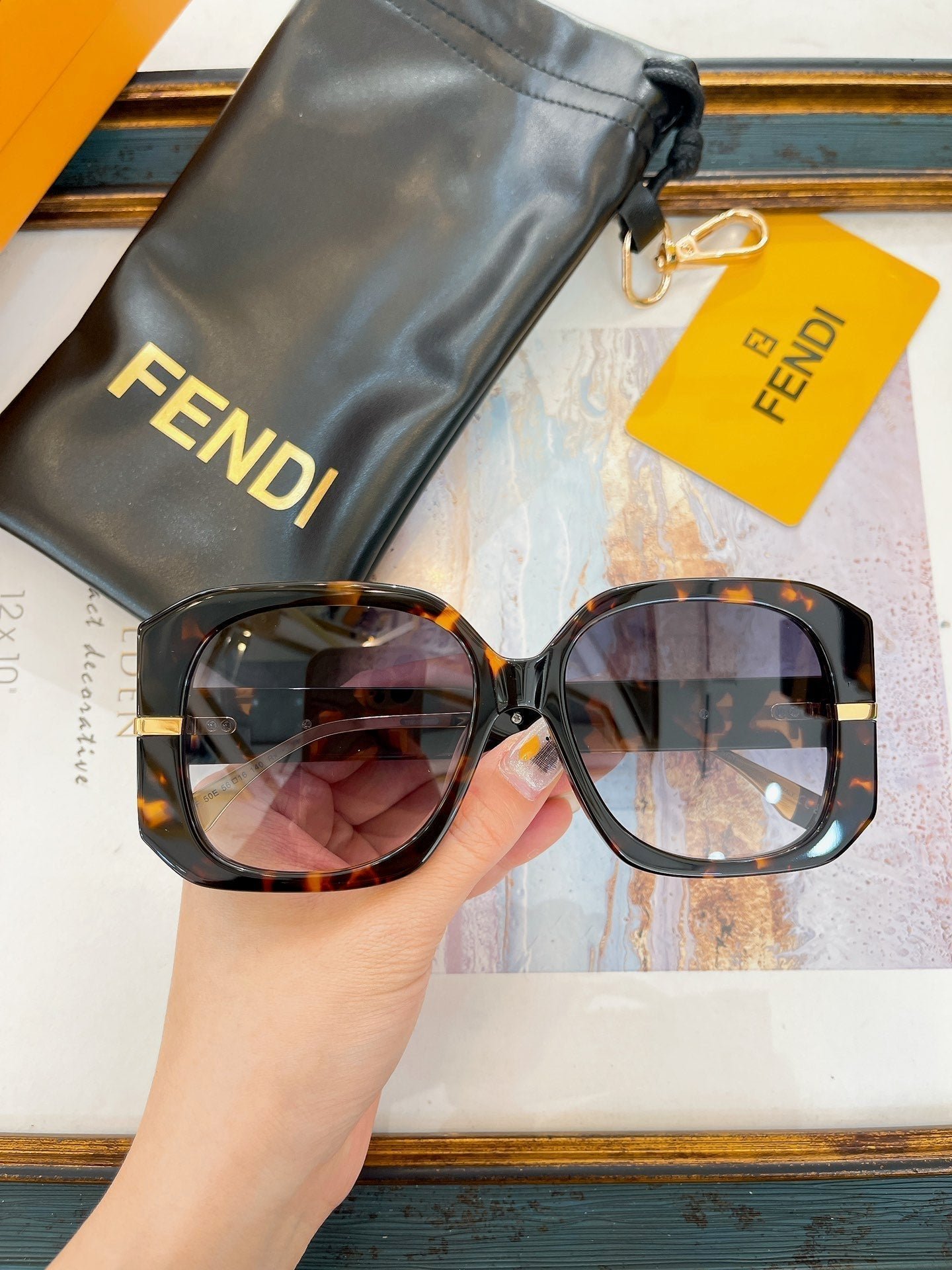 OVERSIZED FF DIAMONDS SQUARE FRAME SUNGLASSES FE40065F IN ACETATE - Image 5
