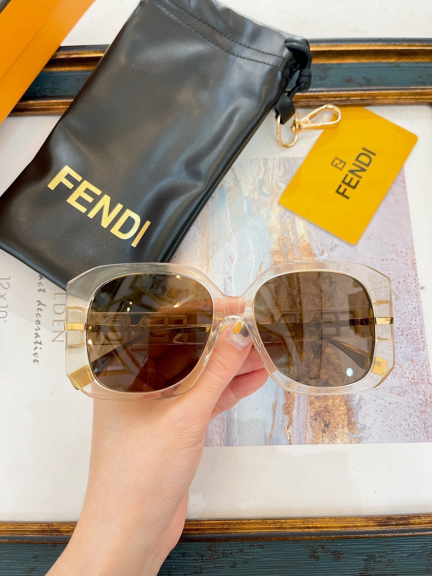 OVERSIZED FF DIAMONDS SQUARE FRAME SUNGLASSES FE40065F IN ACETATE - Image 7