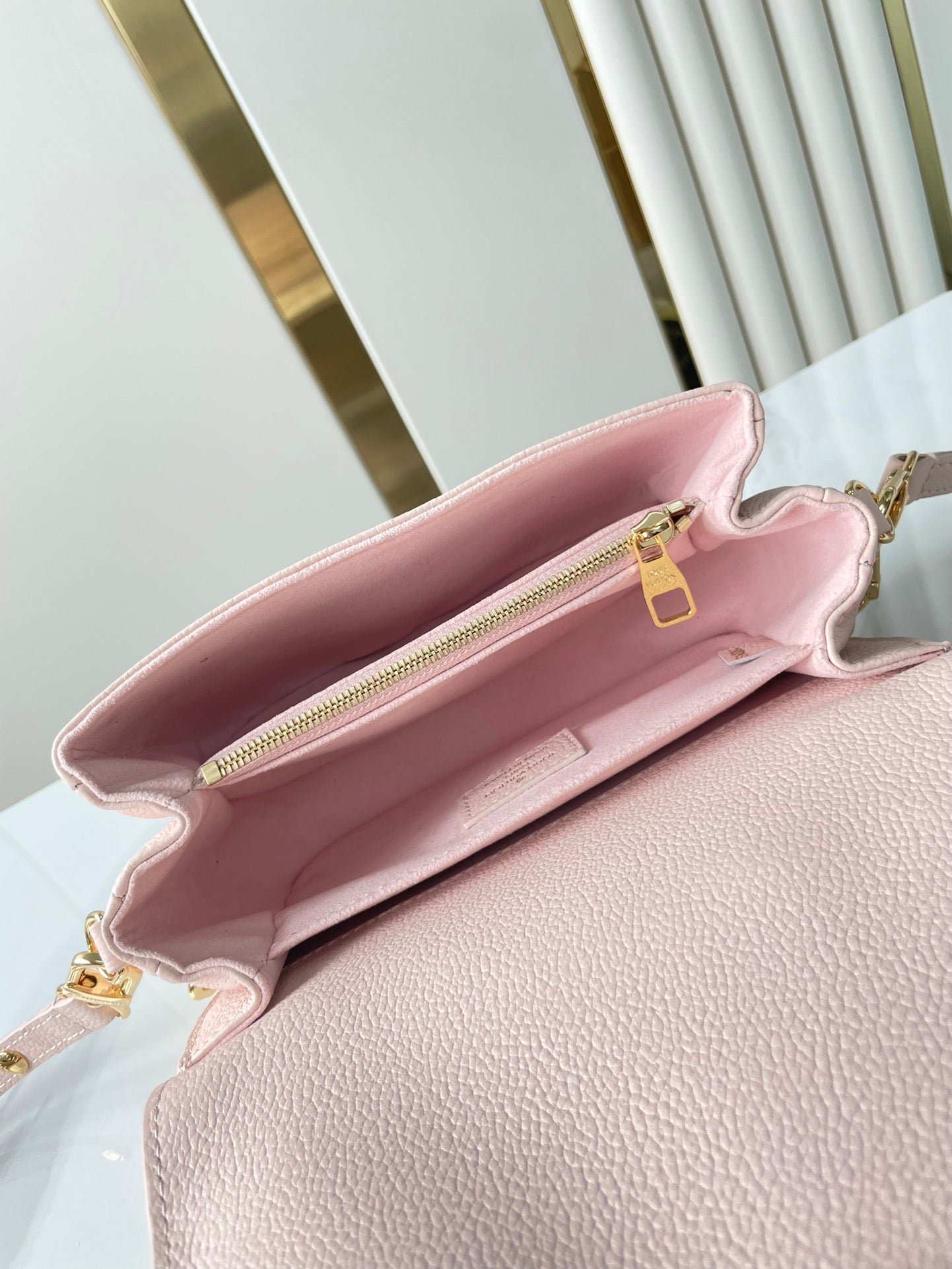 POCHETTE MÉTIS EAST WEST 21 IN PINK OPALE MONOGRAM ECLIPSE CANVAS GOLD BUCKLE - Image 4