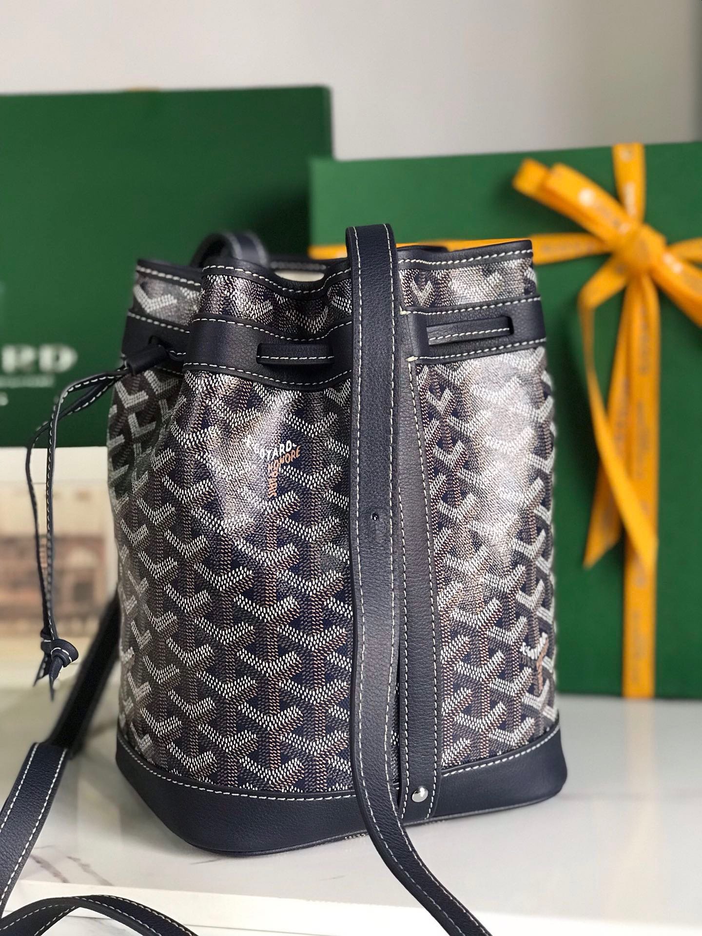 PETIT FLOT BUCKET BAG 22 IN NAVY BLUE GOYARDINE CANVAS AND LAMBSKIN TRIM - Image 4