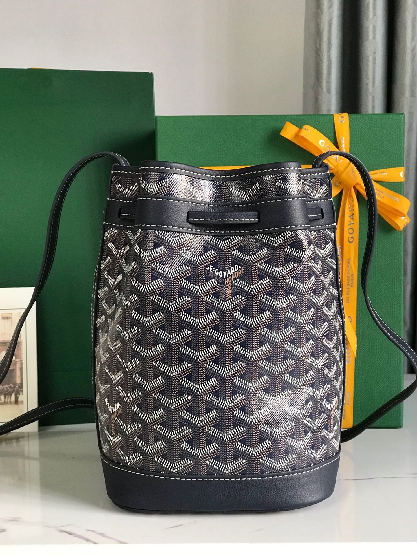 PETIT FLOT BUCKET BAG 22 IN NAVY BLUE GOYARDINE CANVAS AND LAMBSKIN TRIM - Image 2