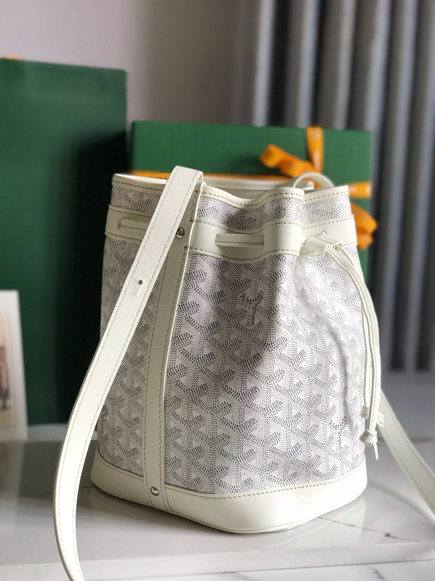 PETIT FLOT BUCKET BAG 22 IN WHITE GOYARDINE CANVAS AND LAMBSKIN TRIM - Image 6