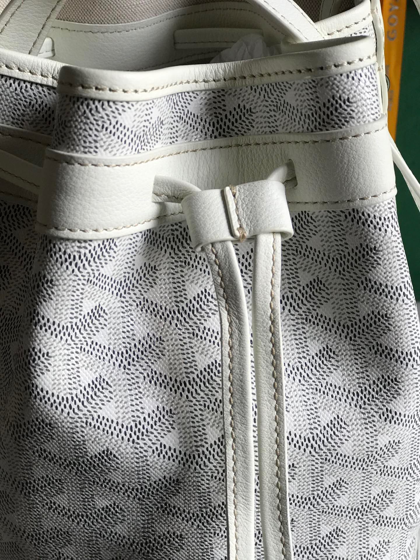 PETIT FLOT BUCKET BAG 22 IN WHITE GOYARDINE CANVAS AND LAMBSKIN TRIM - Image 7