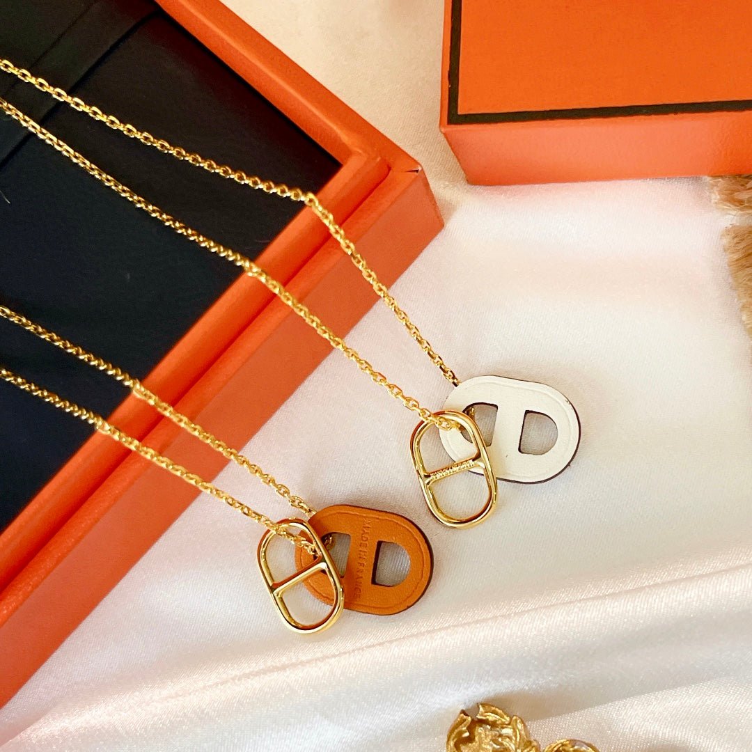 O'MAILLON PENDANT IN SWIFT CALFSKIN WITH GOLD PLATED HARDWARE - Image 3