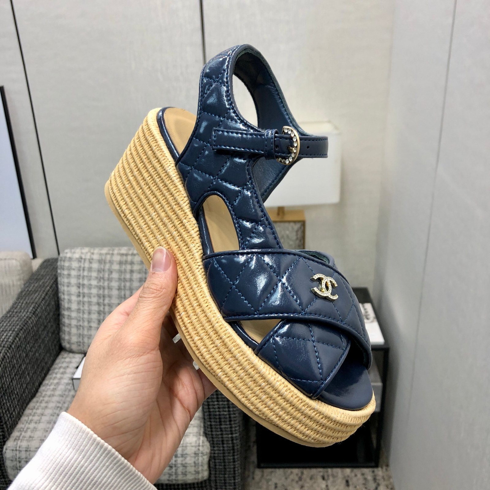 PEEP-TOE THICK SOLE SANDALS IN NAVY BLUE PATENT LAMBSKIN - Image 2
