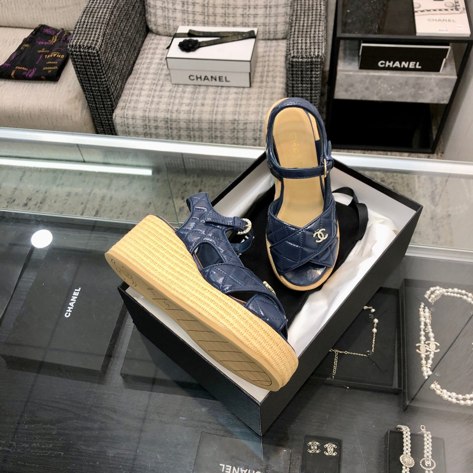 PEEP-TOE THICK SOLE SANDALS IN NAVY BLUE PATENT LAMBSKIN - Image 9