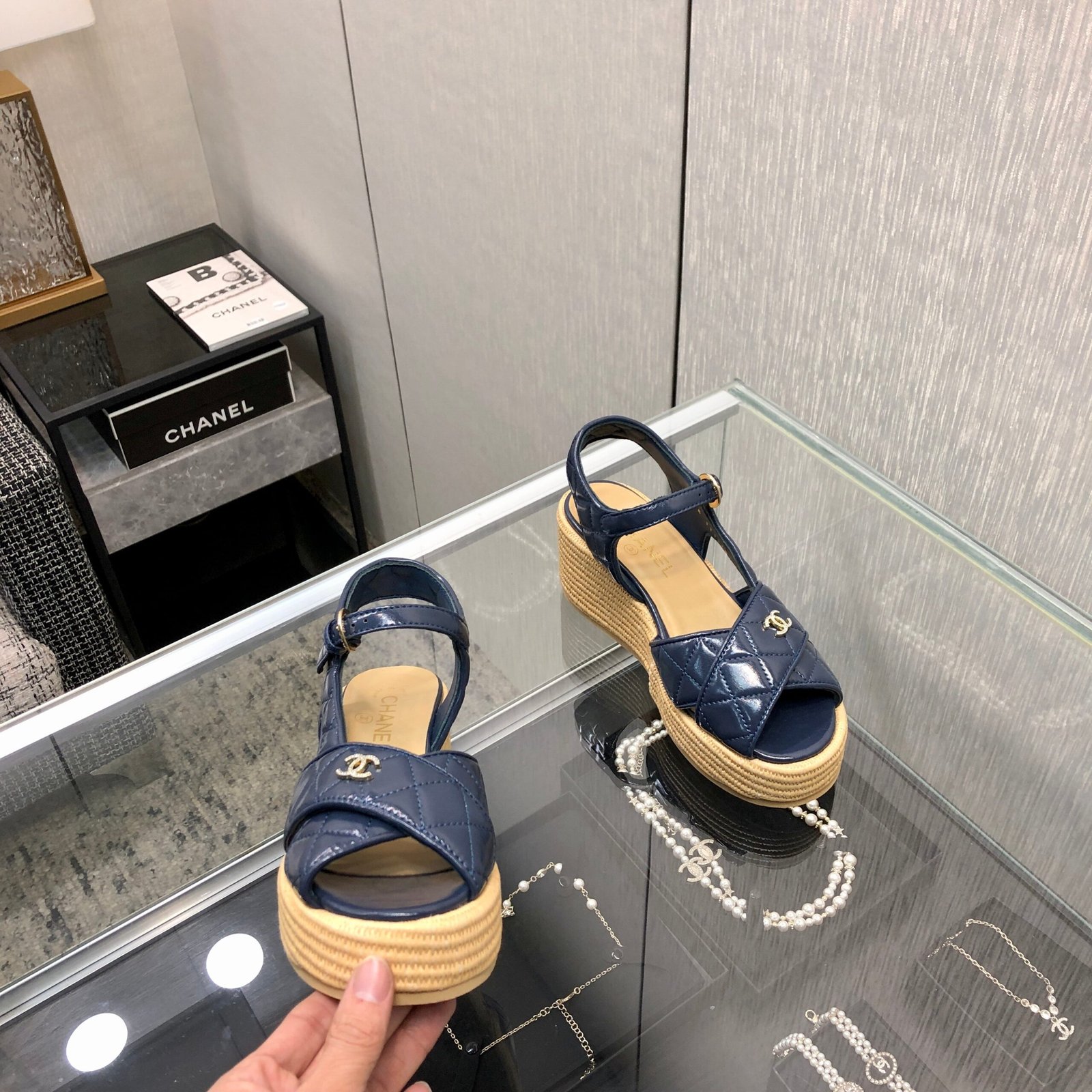 PEEP-TOE THICK SOLE SANDALS IN NAVY BLUE PATENT LAMBSKIN - Image 7