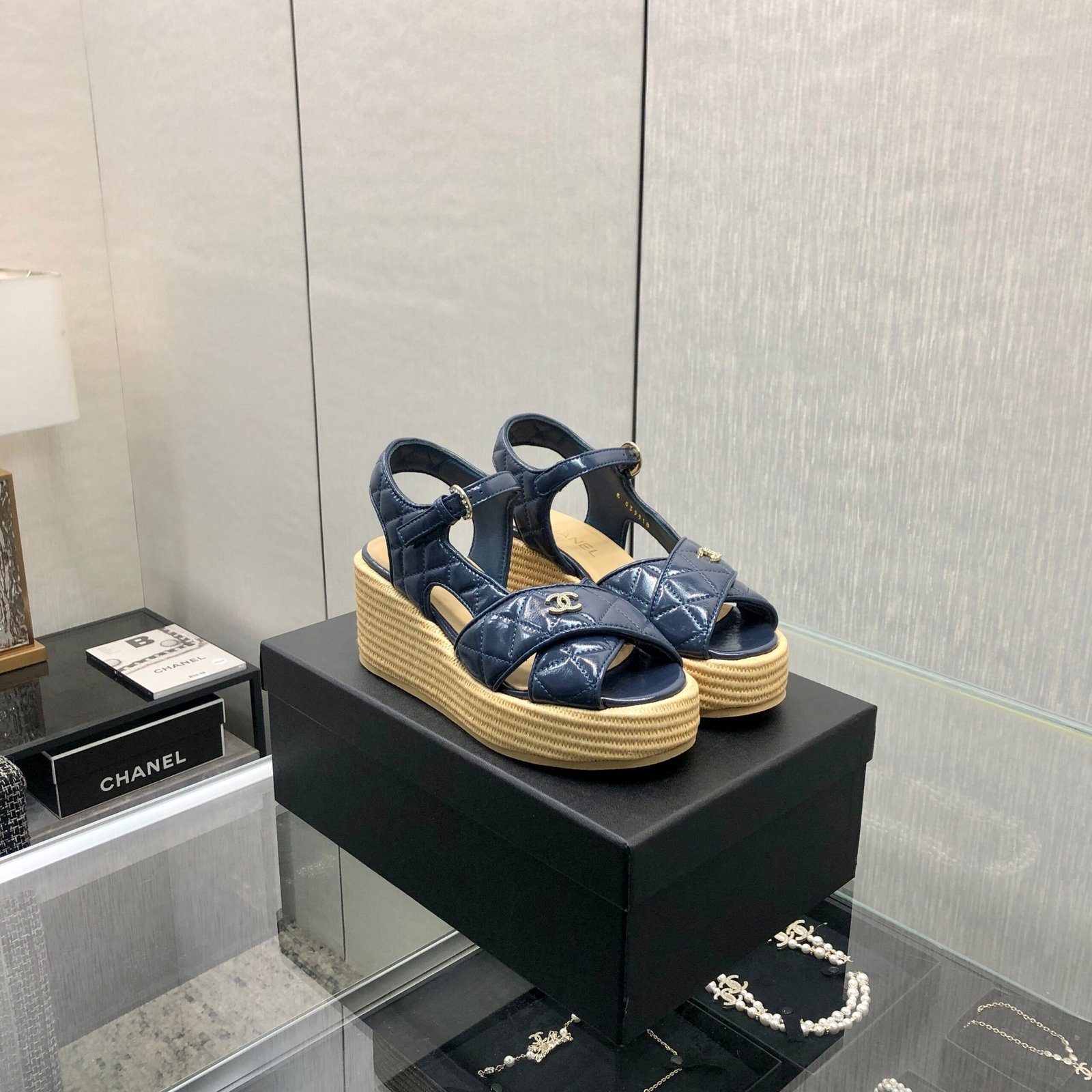 PEEP-TOE THICK SOLE SANDALS IN NAVY BLUE PATENT LAMBSKIN - Image 8