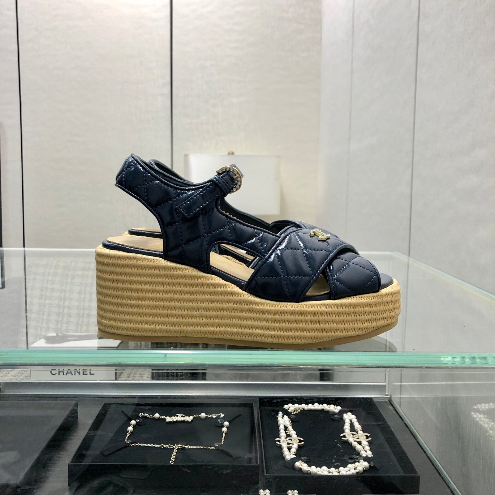 PEEP-TOE THICK SOLE SANDALS IN NAVY BLUE PATENT LAMBSKIN - Image 4