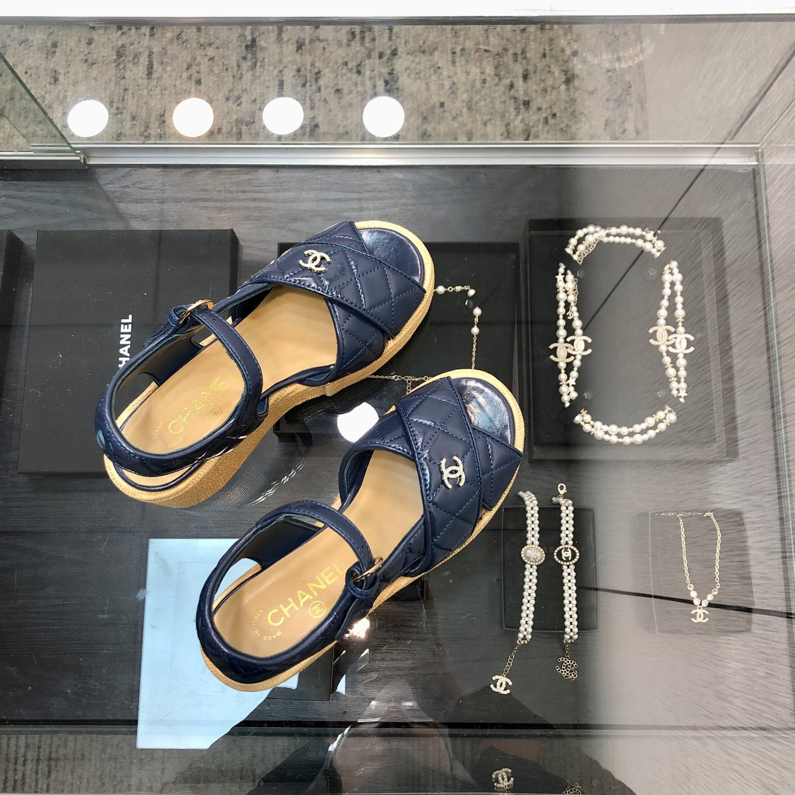 PEEP-TOE THICK SOLE SANDALS IN NAVY BLUE PATENT LAMBSKIN - Image 5