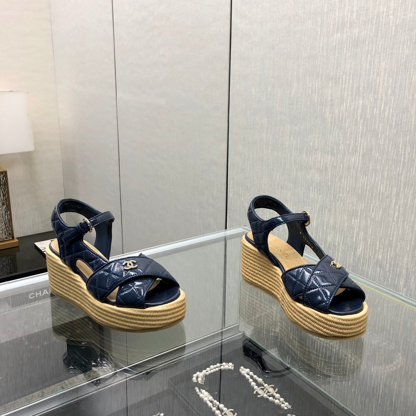 PEEP-TOE THICK SOLE SANDALS IN NAVY BLUE PATENT LAMBSKIN - Image 3