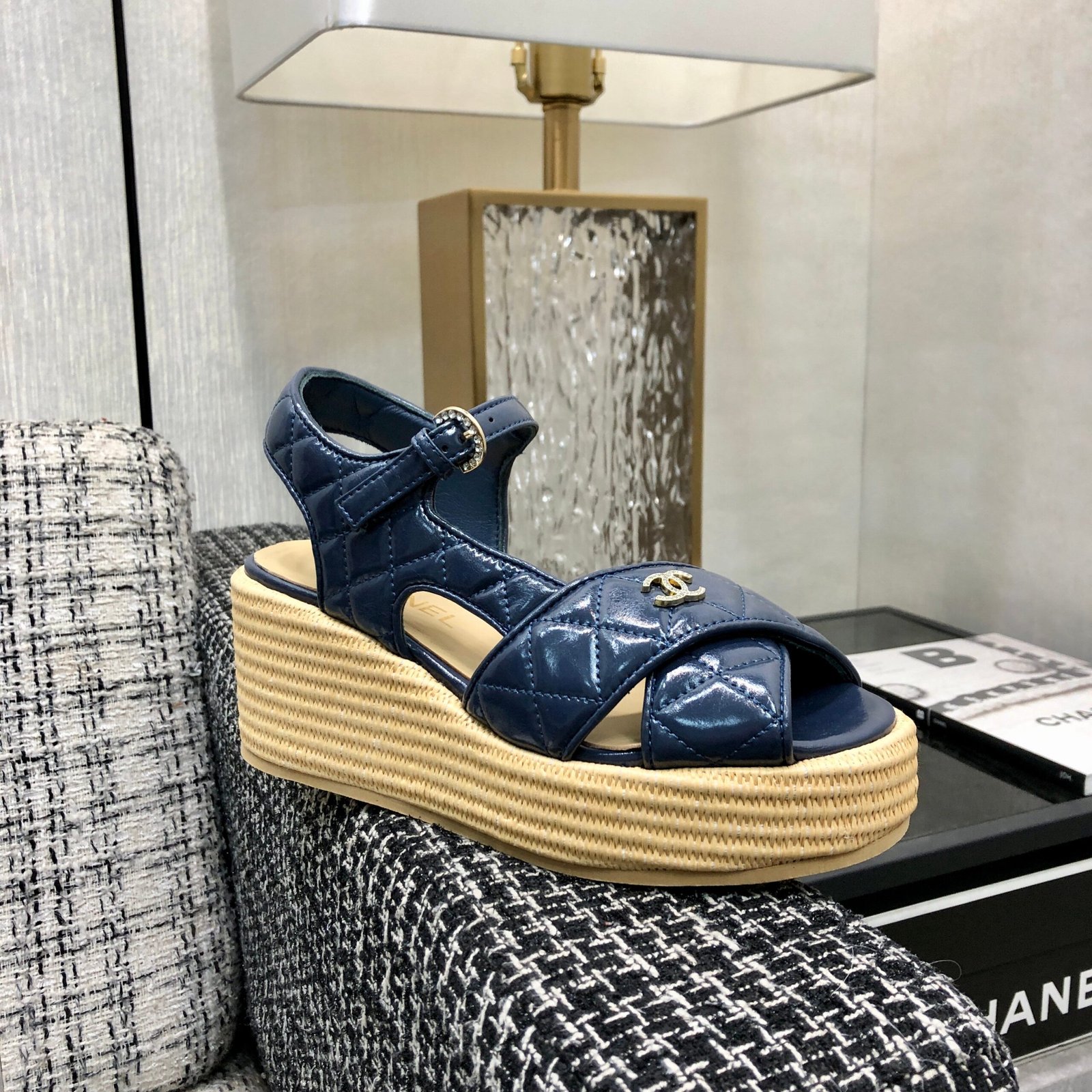 PEEP-TOE THICK SOLE SANDALS IN NAVY BLUE PATENT LAMBSKIN - Image 6