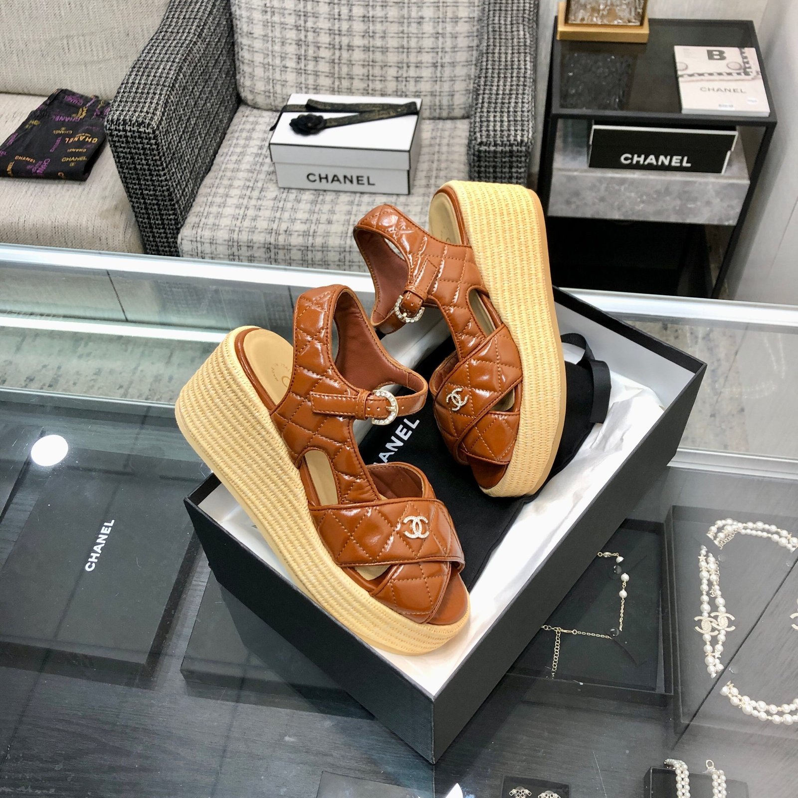 PEEP-TOE THICK SOLE SANDALS IN PERU BROWN PATENT LAMBSKIN - Image 3