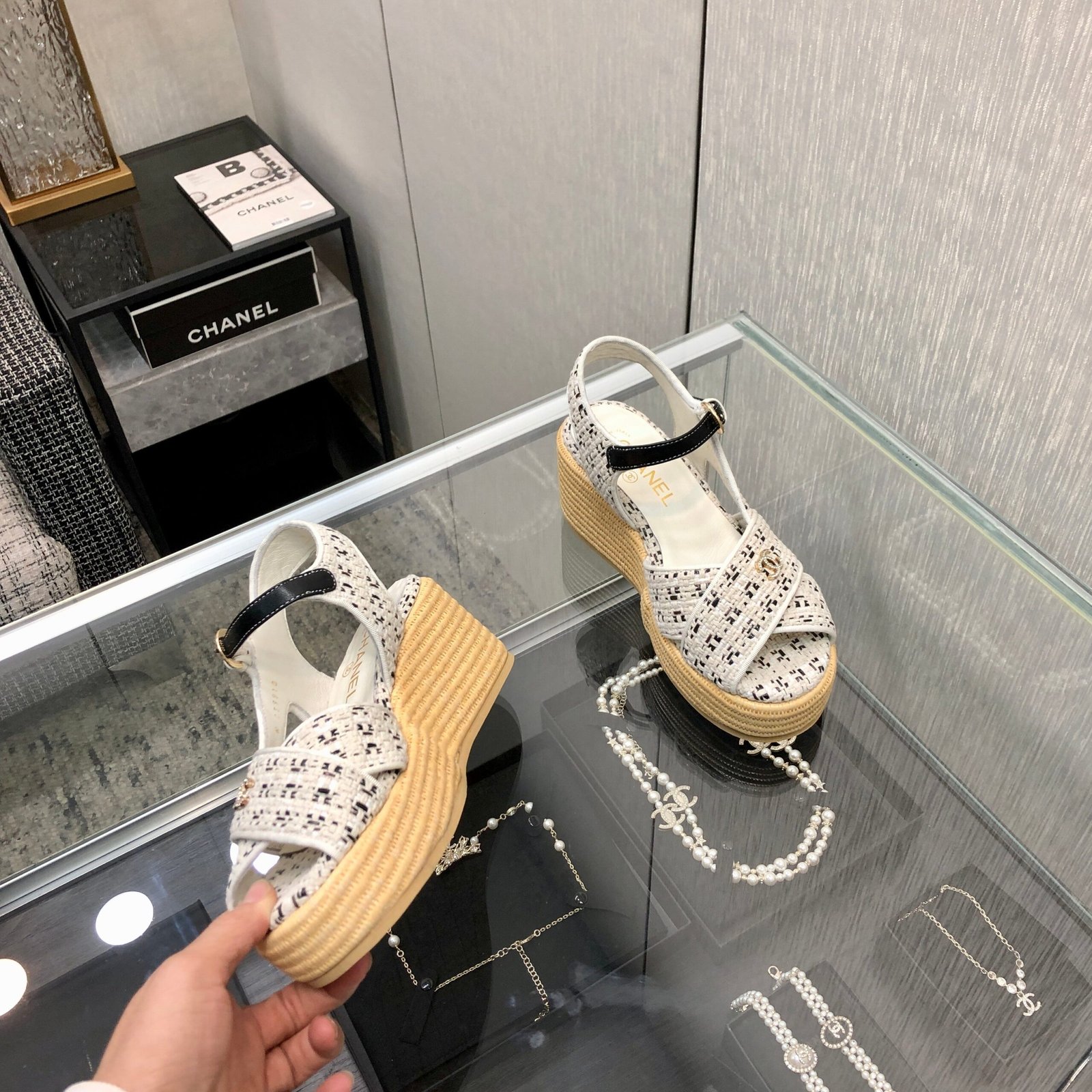 PEEP-TOE THICK SOLE SANDALS IN WHITE MIX BLACK WOVEN FABRIC - Image 7