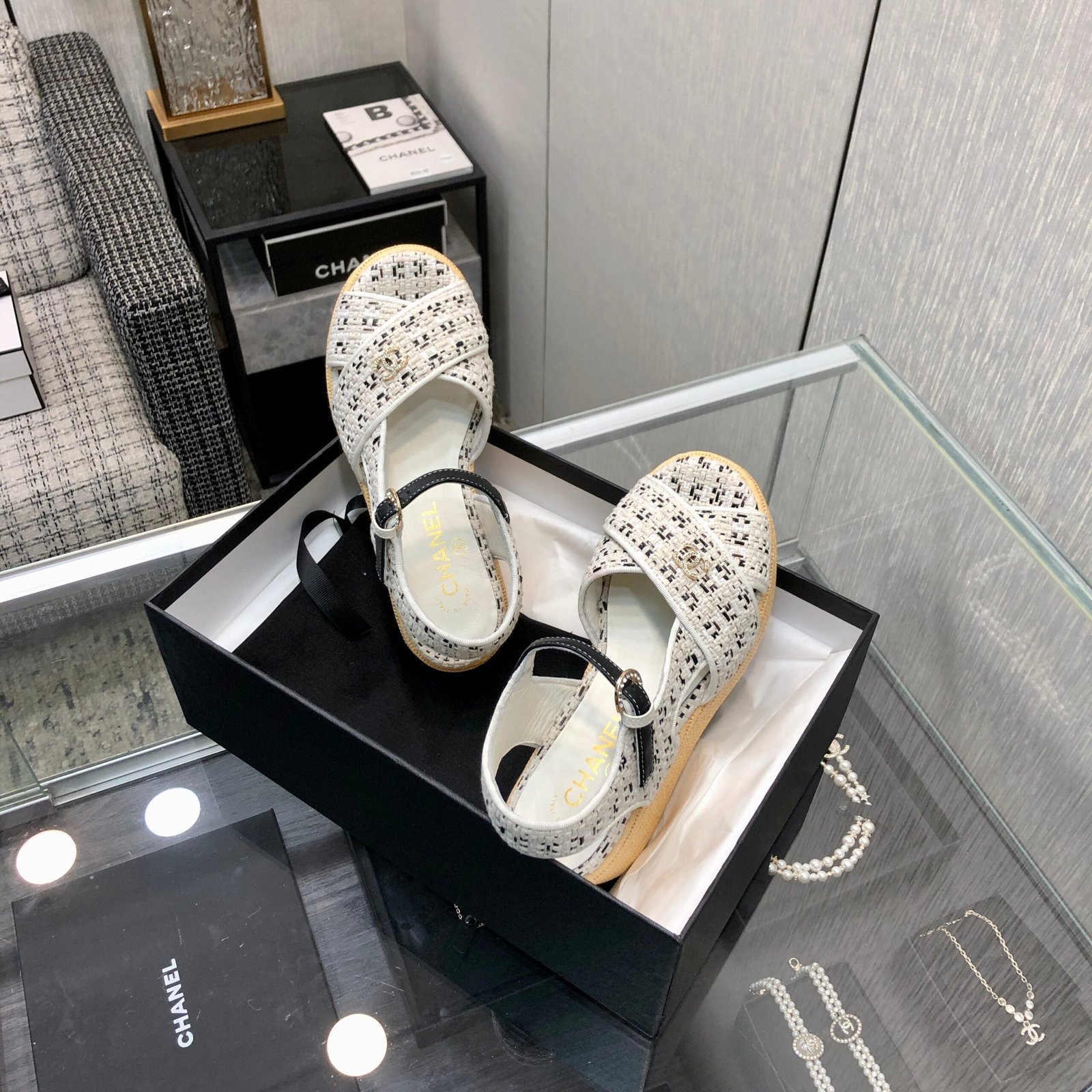 PEEP-TOE THICK SOLE SANDALS IN WHITE MIX BLACK WOVEN FABRIC - Image 6