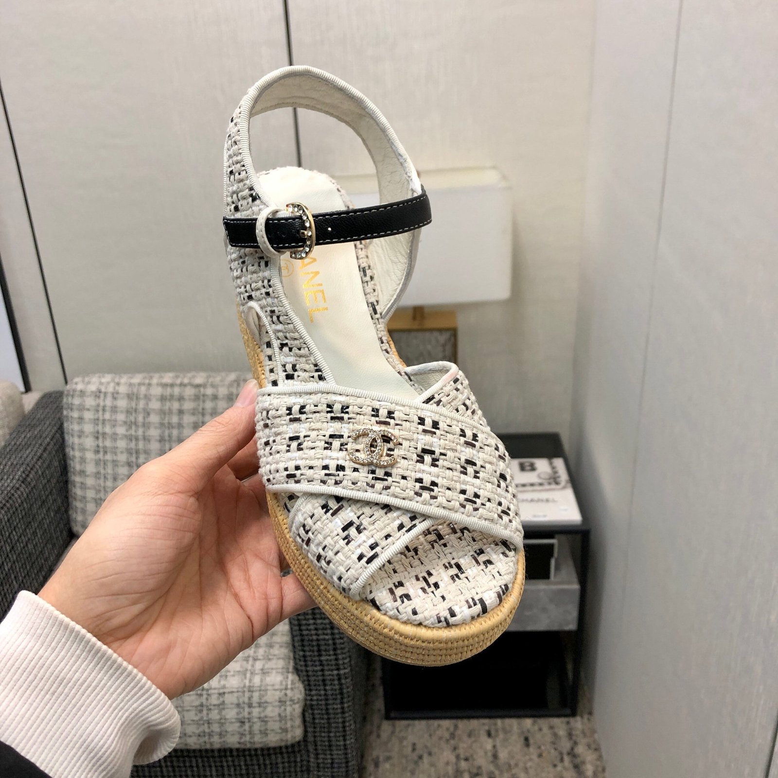 PEEP-TOE THICK SOLE SANDALS IN WHITE MIX BLACK WOVEN FABRIC - Image 4