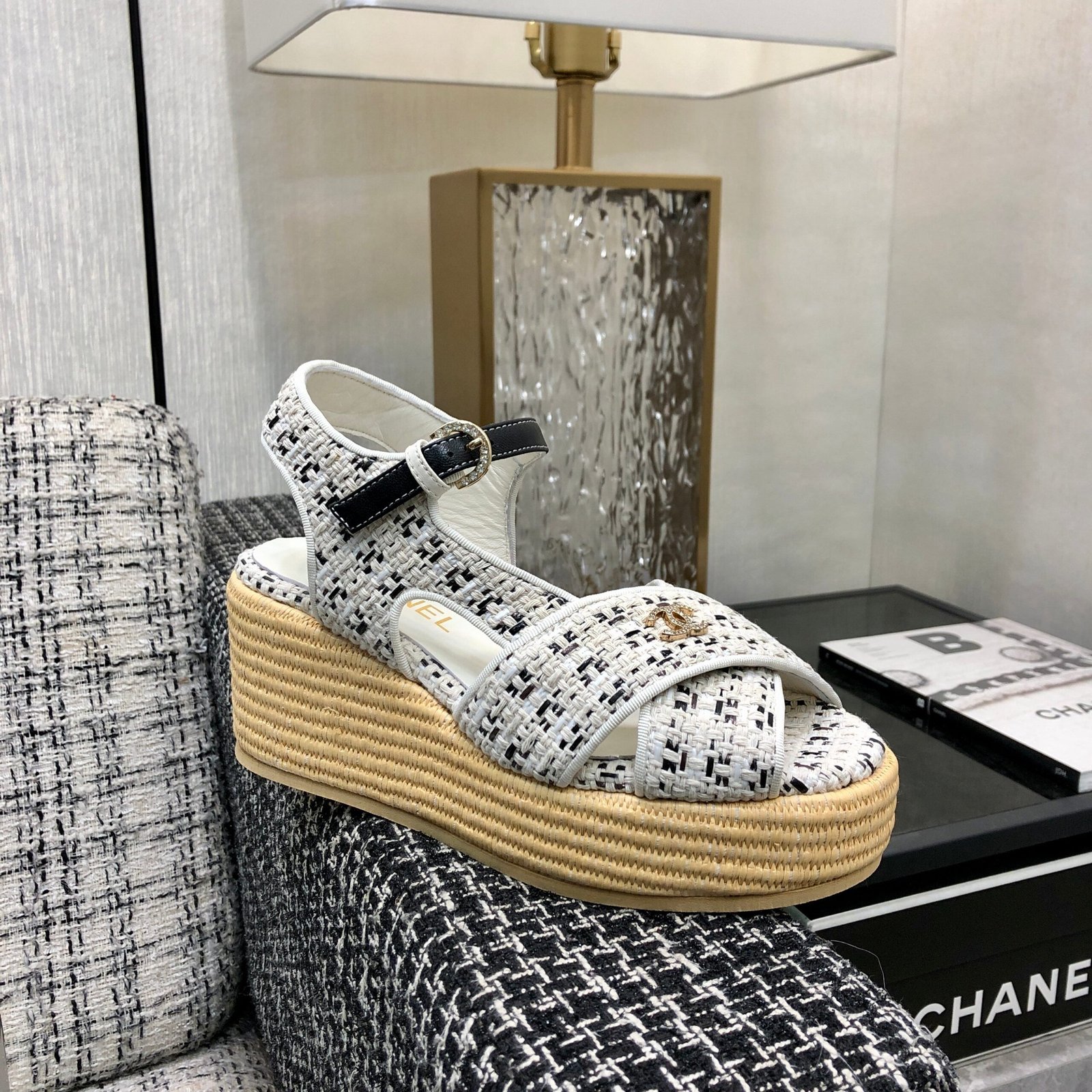 PEEP-TOE THICK SOLE SANDALS IN WHITE MIX BLACK WOVEN FABRIC - Image 5
