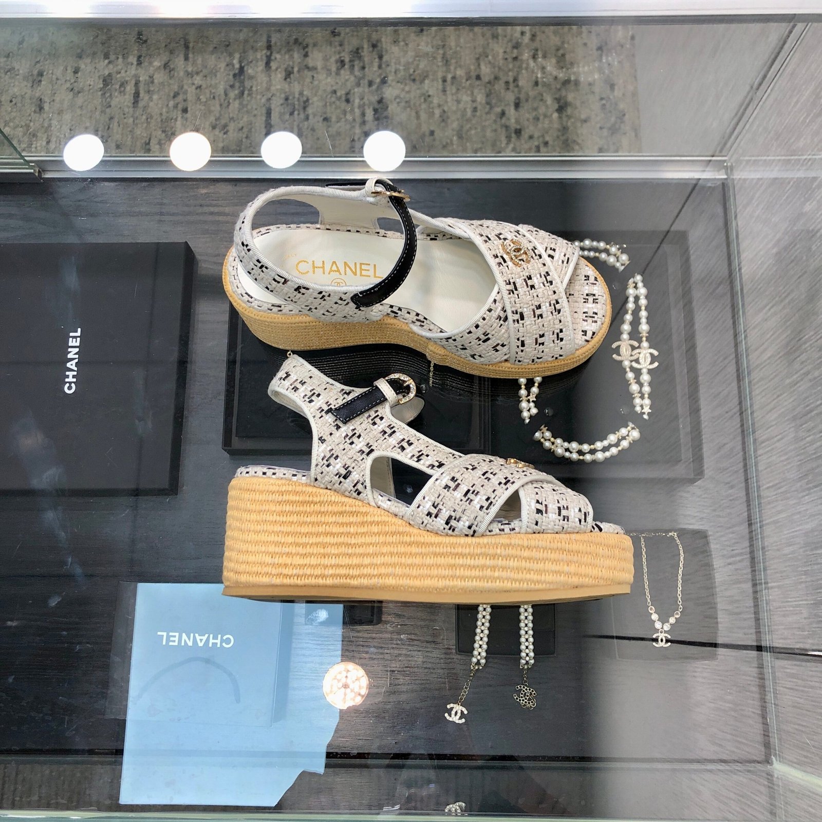 PEEP-TOE THICK SOLE SANDALS IN WHITE MIX BLACK WOVEN FABRIC - Image 9