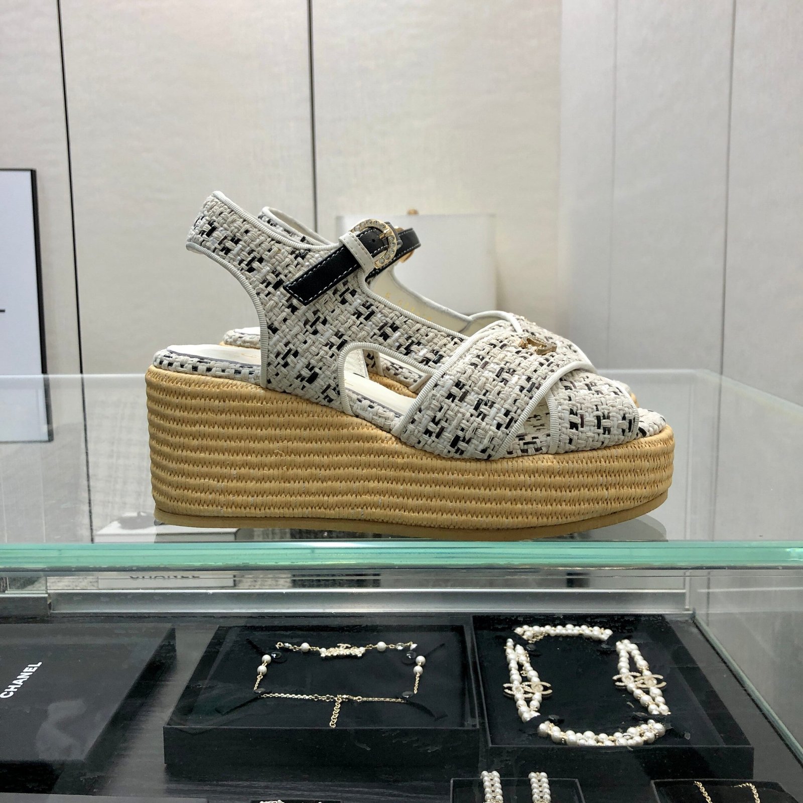 PEEP-TOE THICK SOLE SANDALS IN WHITE MIX BLACK WOVEN FABRIC - Image 2