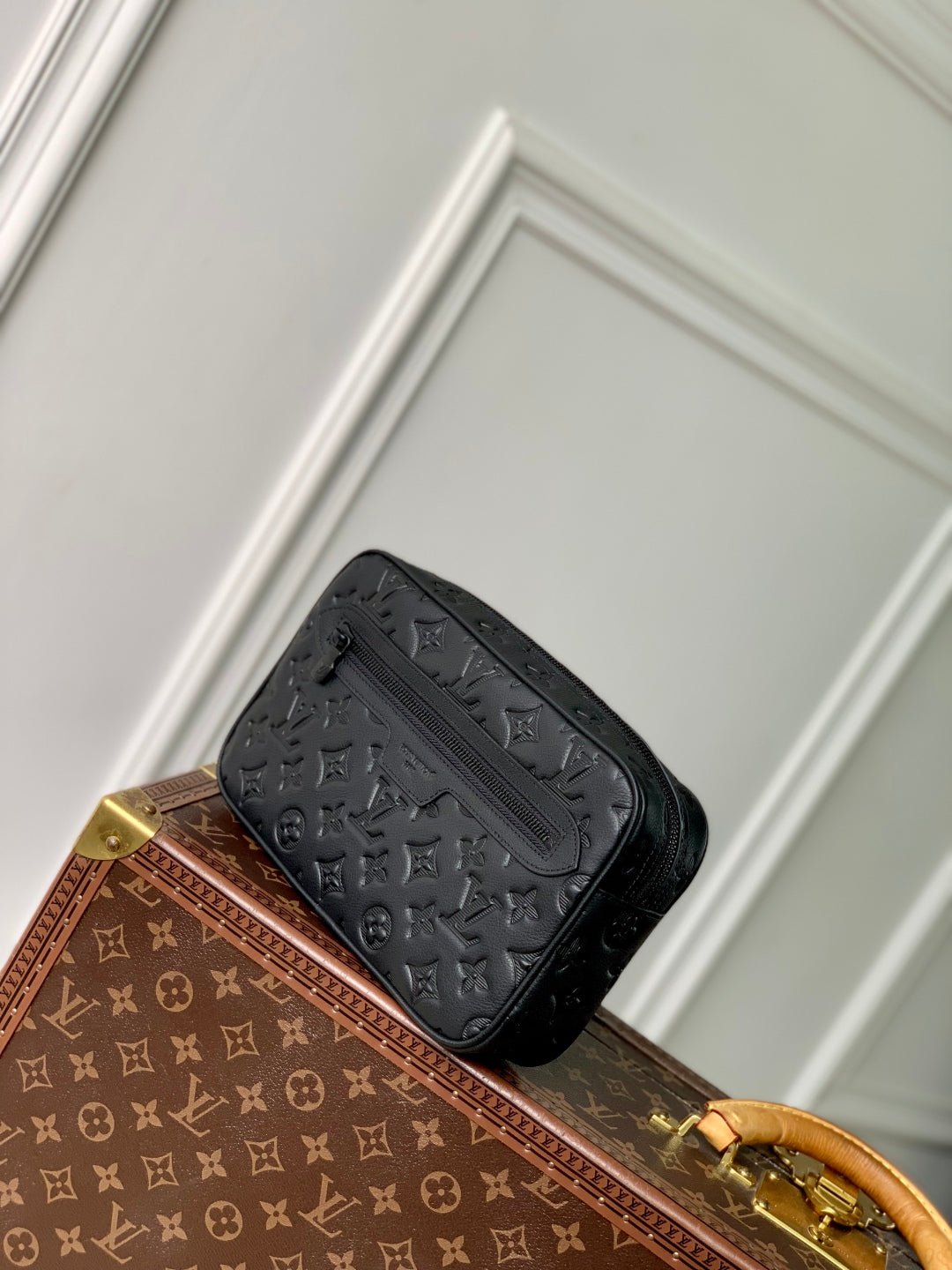 POCHETTE KASAI 24.5 IN BLACK MONOGRAM SHADOW CALFSKIN - Image 3