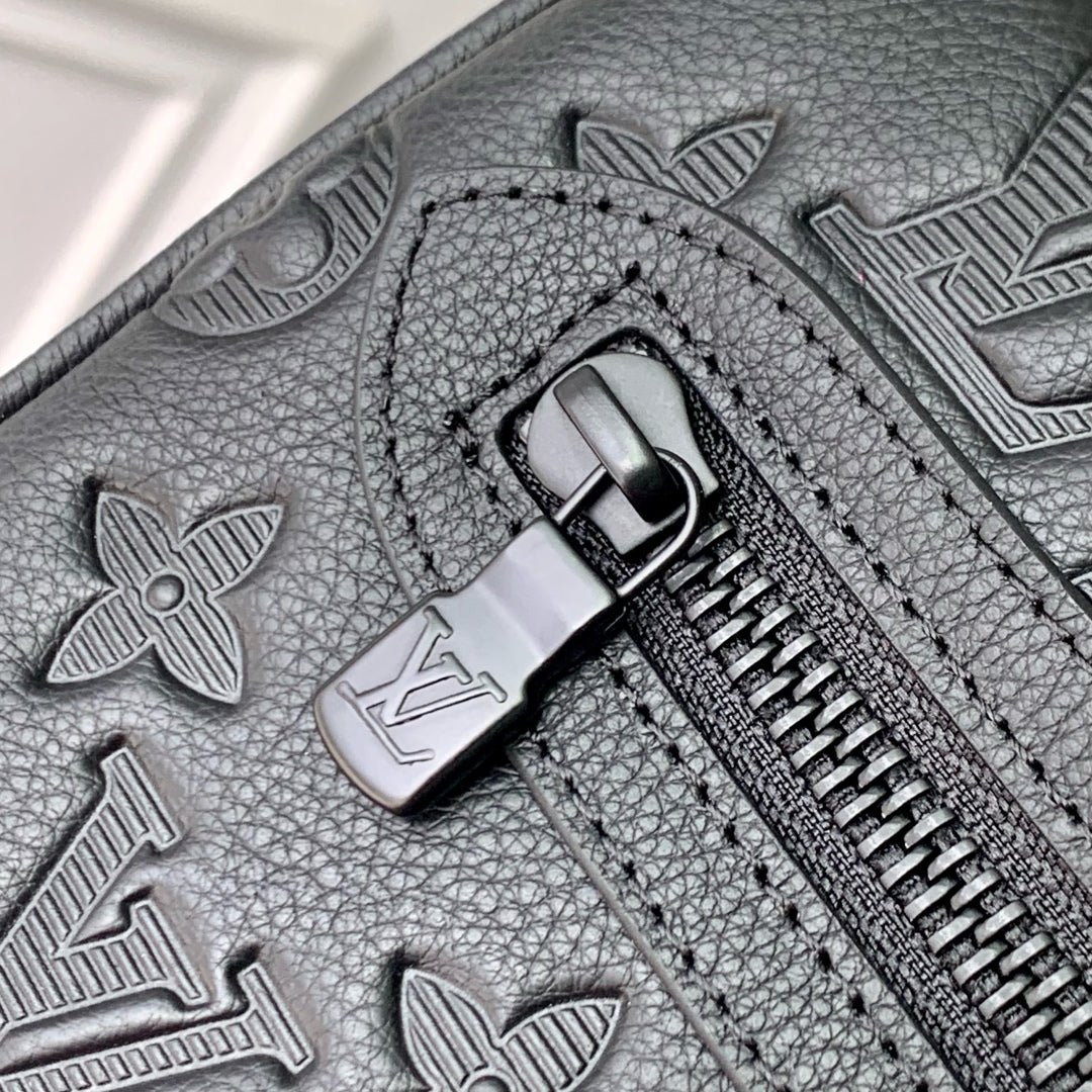 POCHETTE KASAI 24.5 IN BLACK MONOGRAM SHADOW CALFSKIN - Image 9