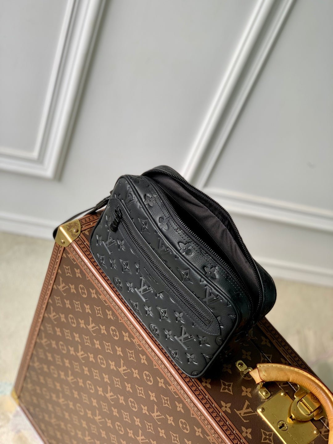 POCHETTE KASAI 24.5 IN BLACK MONOGRAM SHADOW CALFSKIN - Image 4