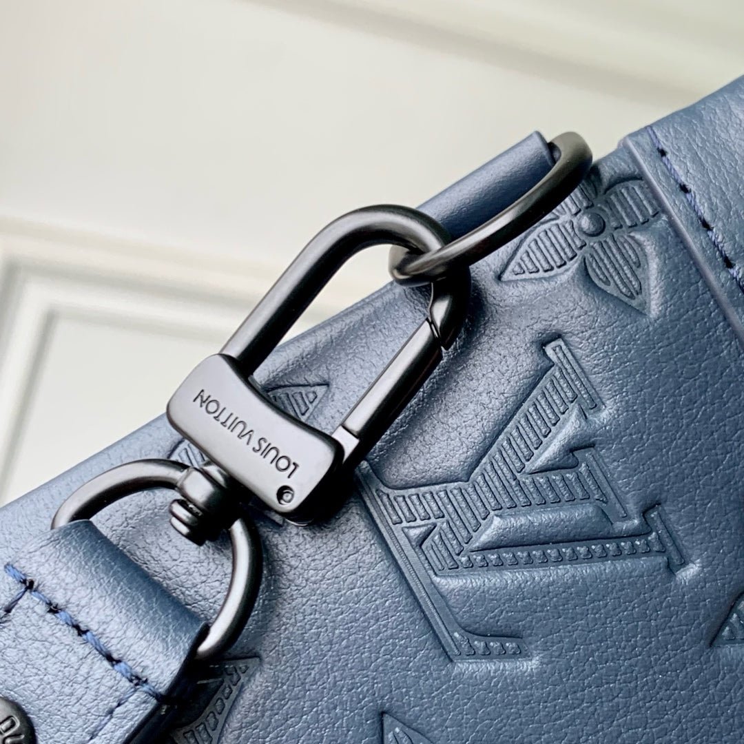 POCHETTE TOGO 30 IN DARK BLUE MONOGRAM ECLIPSE CALFSKIN EMBOSSED LOGO - Image 6