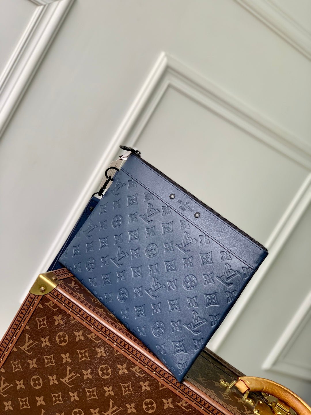 POCHETTE TOGO 30 IN DARK BLUE MONOGRAM ECLIPSE CALFSKIN EMBOSSED LOGO - Image 3