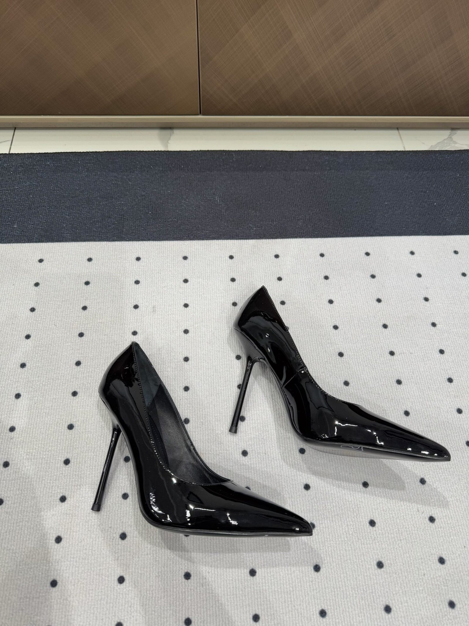 NORMA PUMPS IN BLACK GLOSSY SHEEPSKIN - Image 4