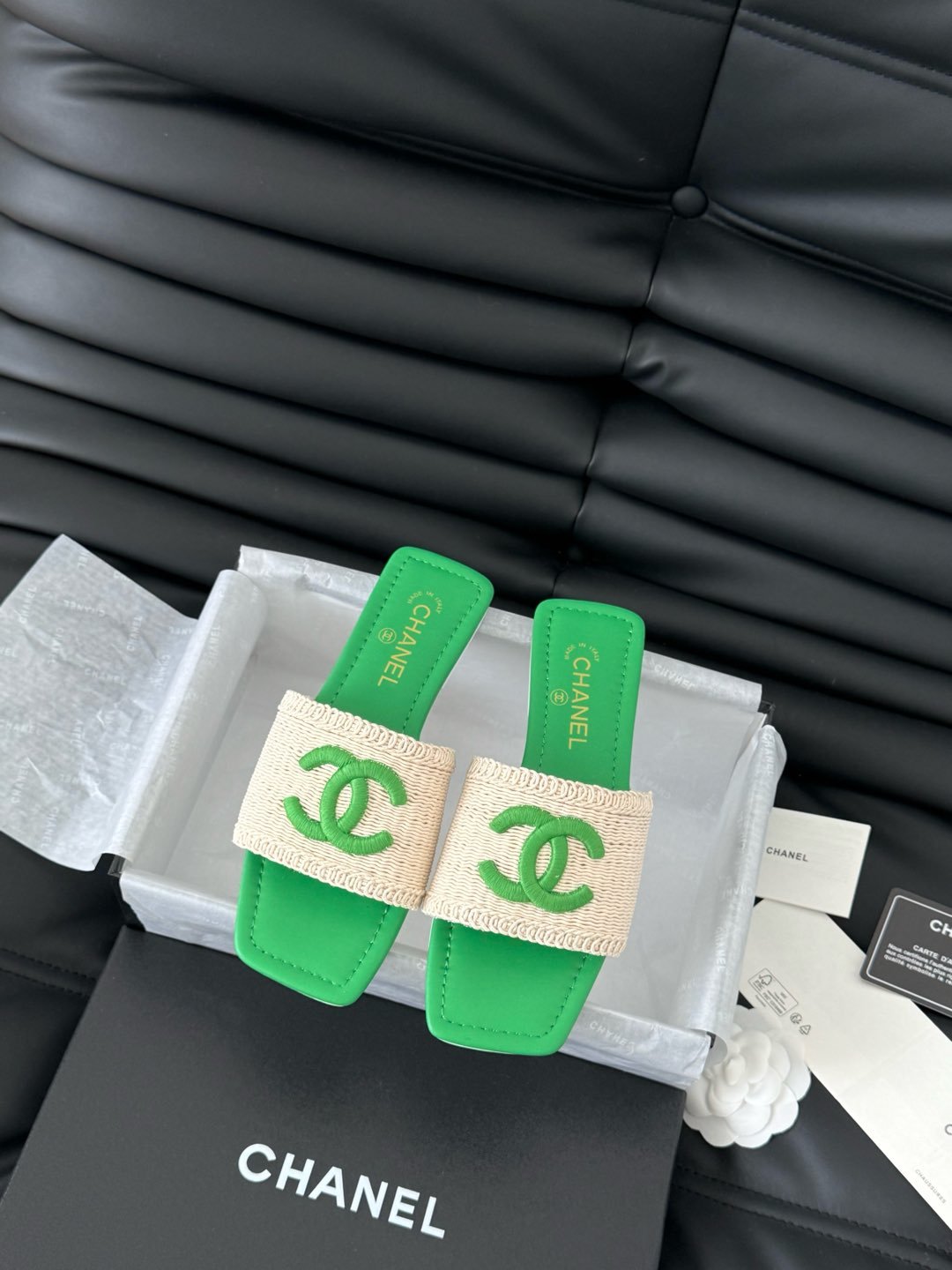 WOVEN SLIDE IN RAFFIA AND EMERALD GREEN LAMBSKIN - Image 4
