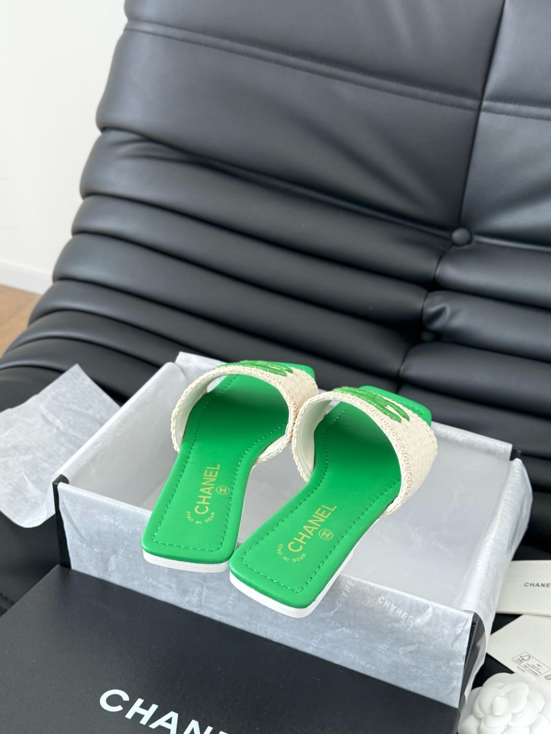 WOVEN SLIDE IN RAFFIA AND EMERALD GREEN LAMBSKIN - Image 8