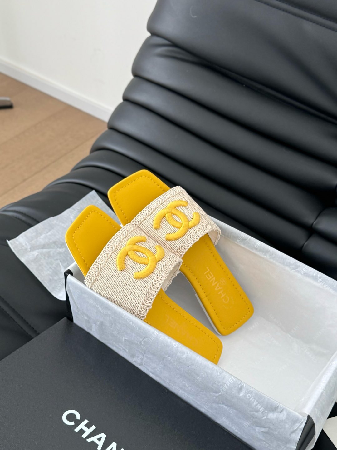 WOVEN SLIDE IN RAFFIA AND LIGHT YELLOW LAMBSKIN - Image 4