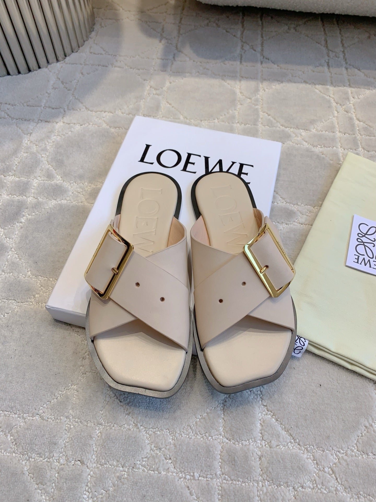 PETAL BELT FLAT SANDAL IN BEIGE CREAM CALFSKIN - Image 3